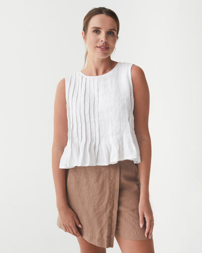 Linen Skort ANGUILLA in Pastel brown | MagicLinen modelBoxOn