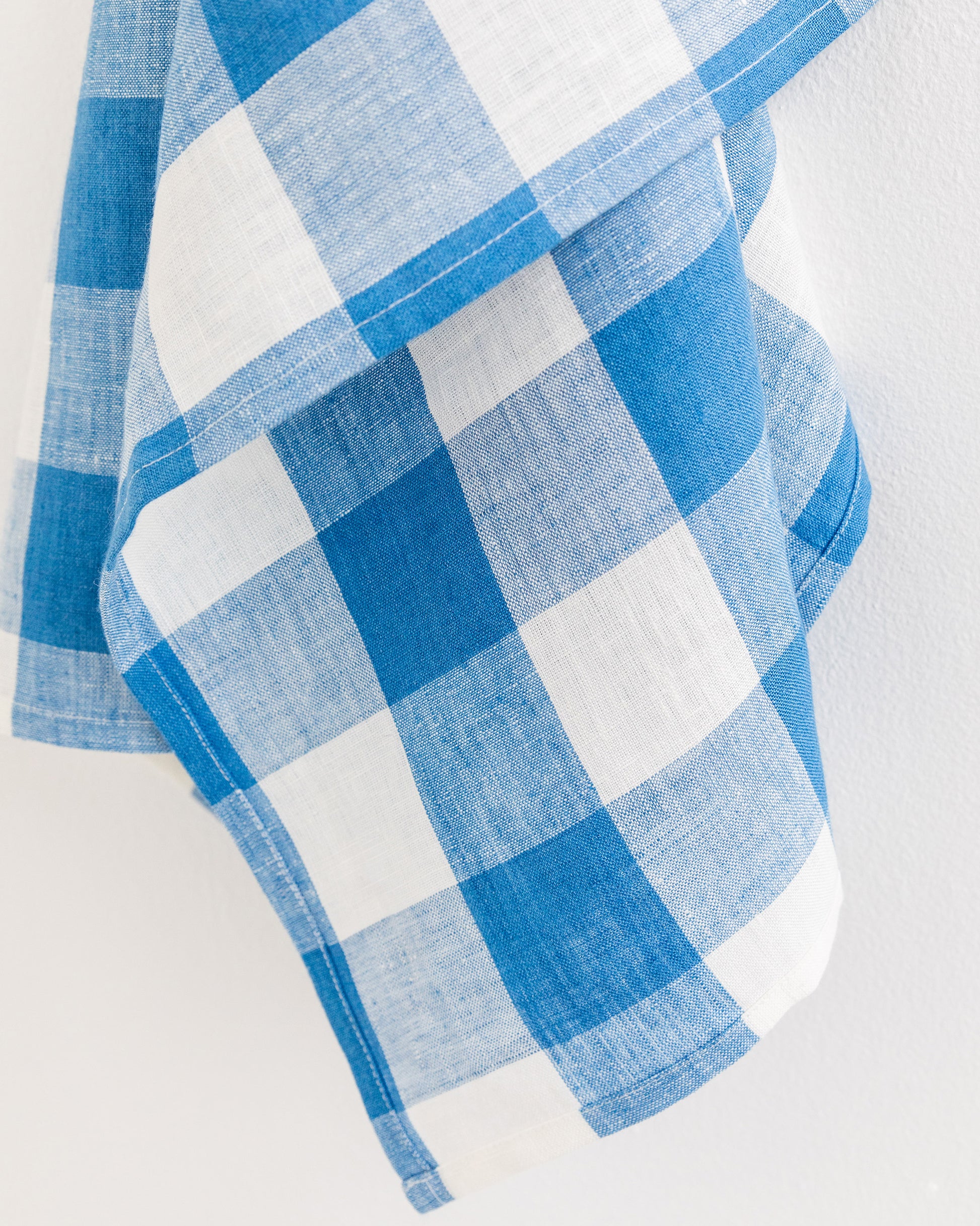 Linen tea towel in Cobalt blue gingham - MagicLinen