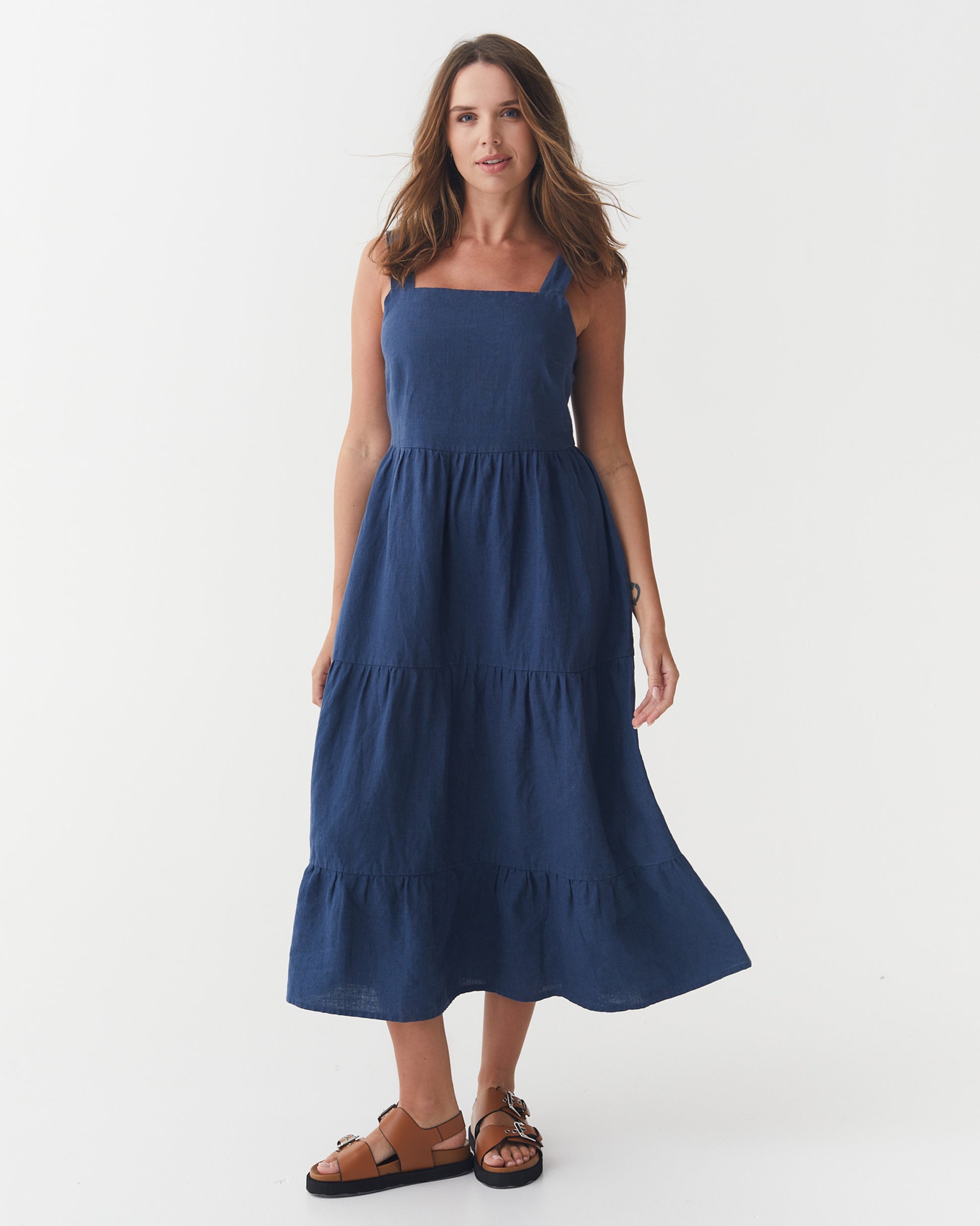 Linen tiered dress IRUYA in Deep navy blue | MagicLinen modelBoxOn