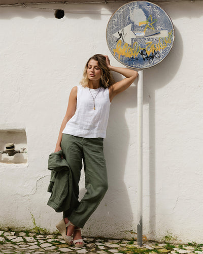 MagicLinen White linen top with classic round neckline modelBoxOn2