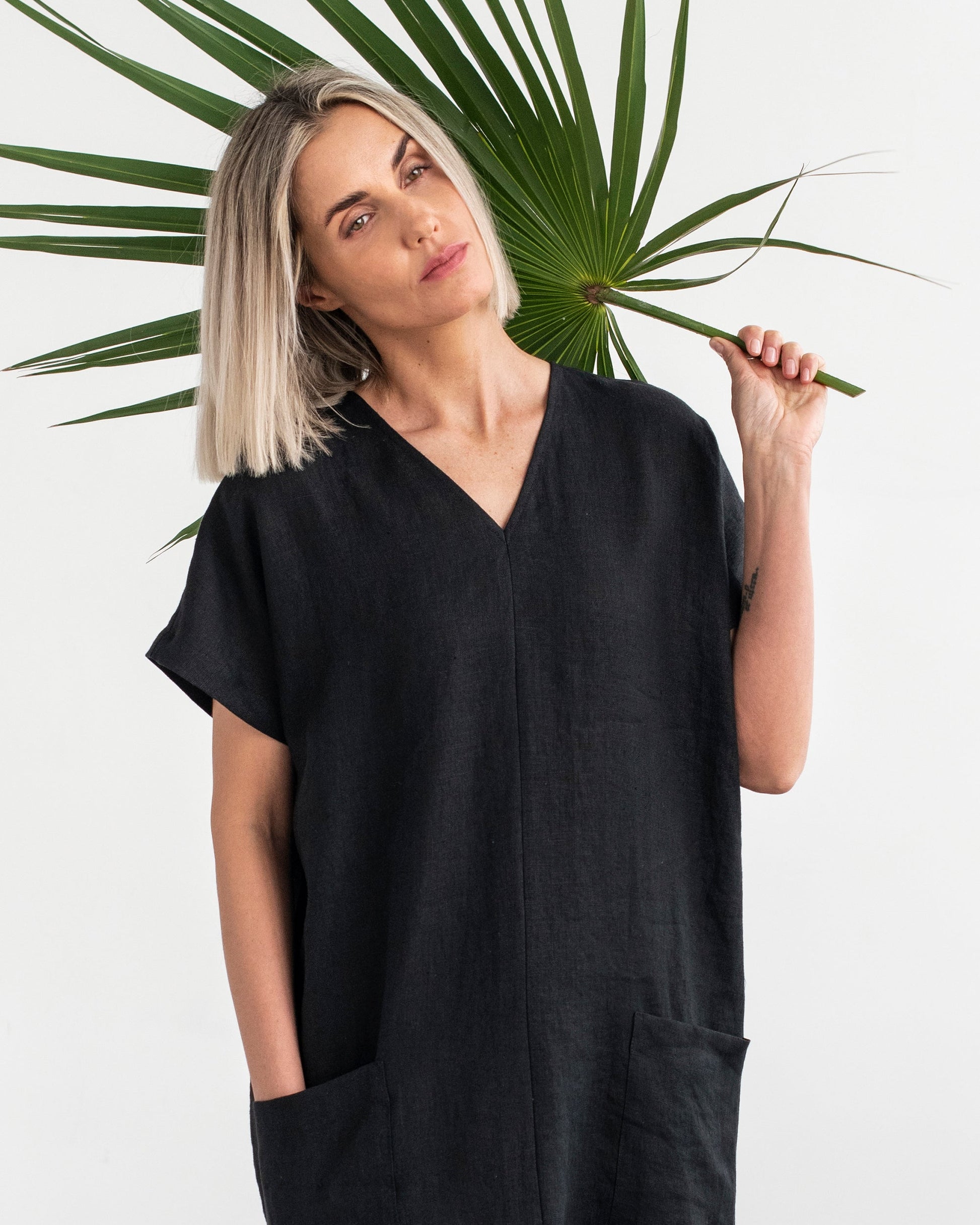 Linen relaxed fit tunic TYBEE in black - MagicLinen