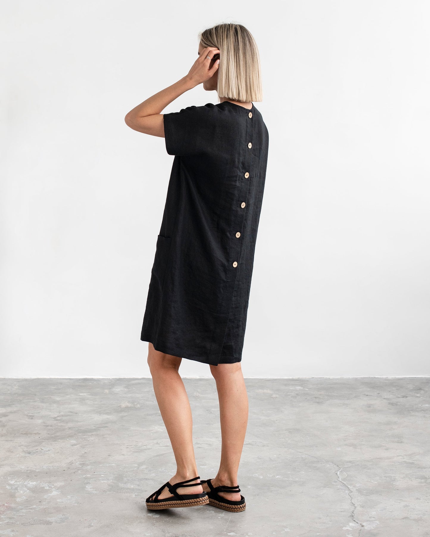 Linen relaxed fit tunic TYBEE in black - MagicLinen
