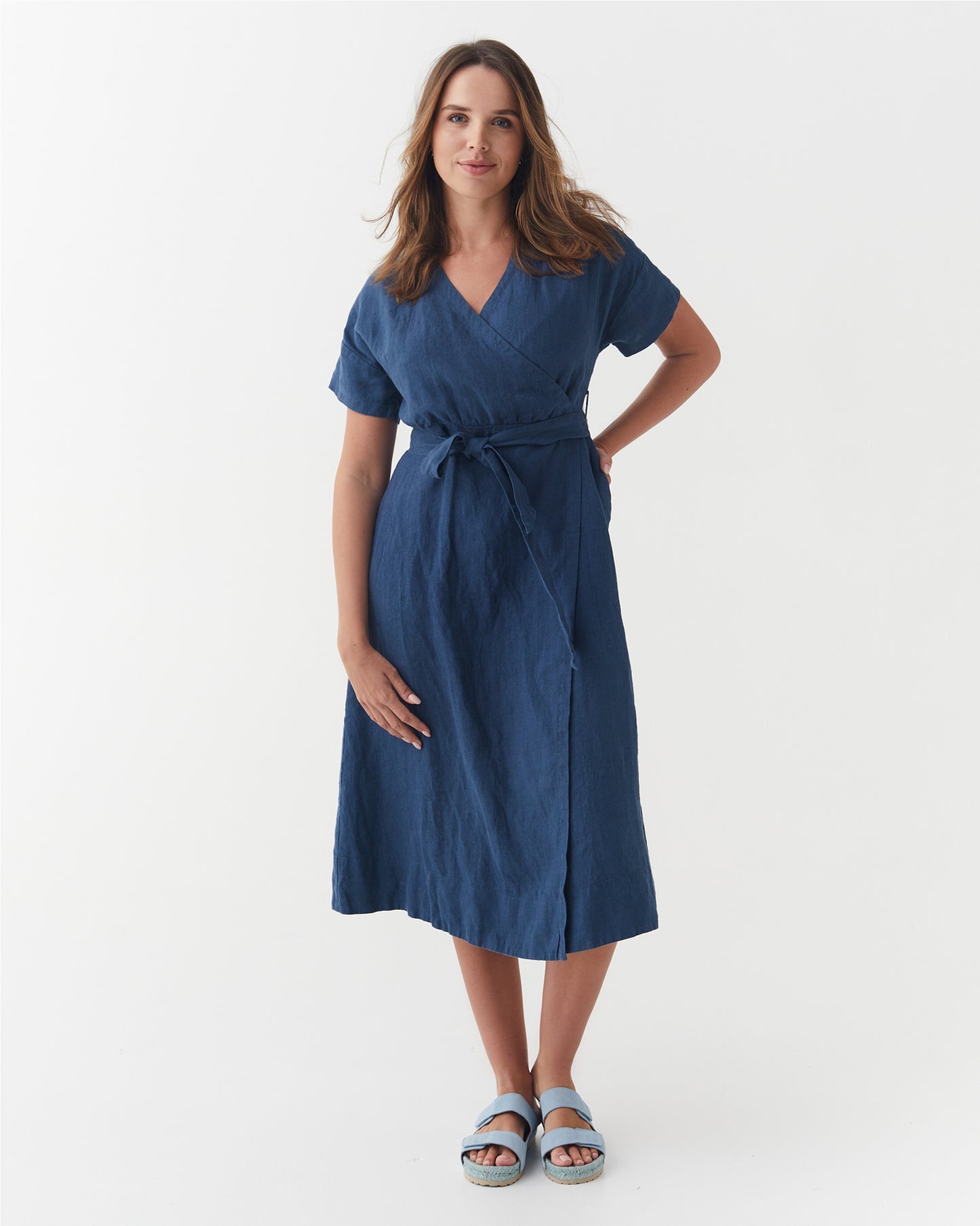 Linen wrap dress PEHOE in Deep navy blue | MagicLinen modelBoxOn