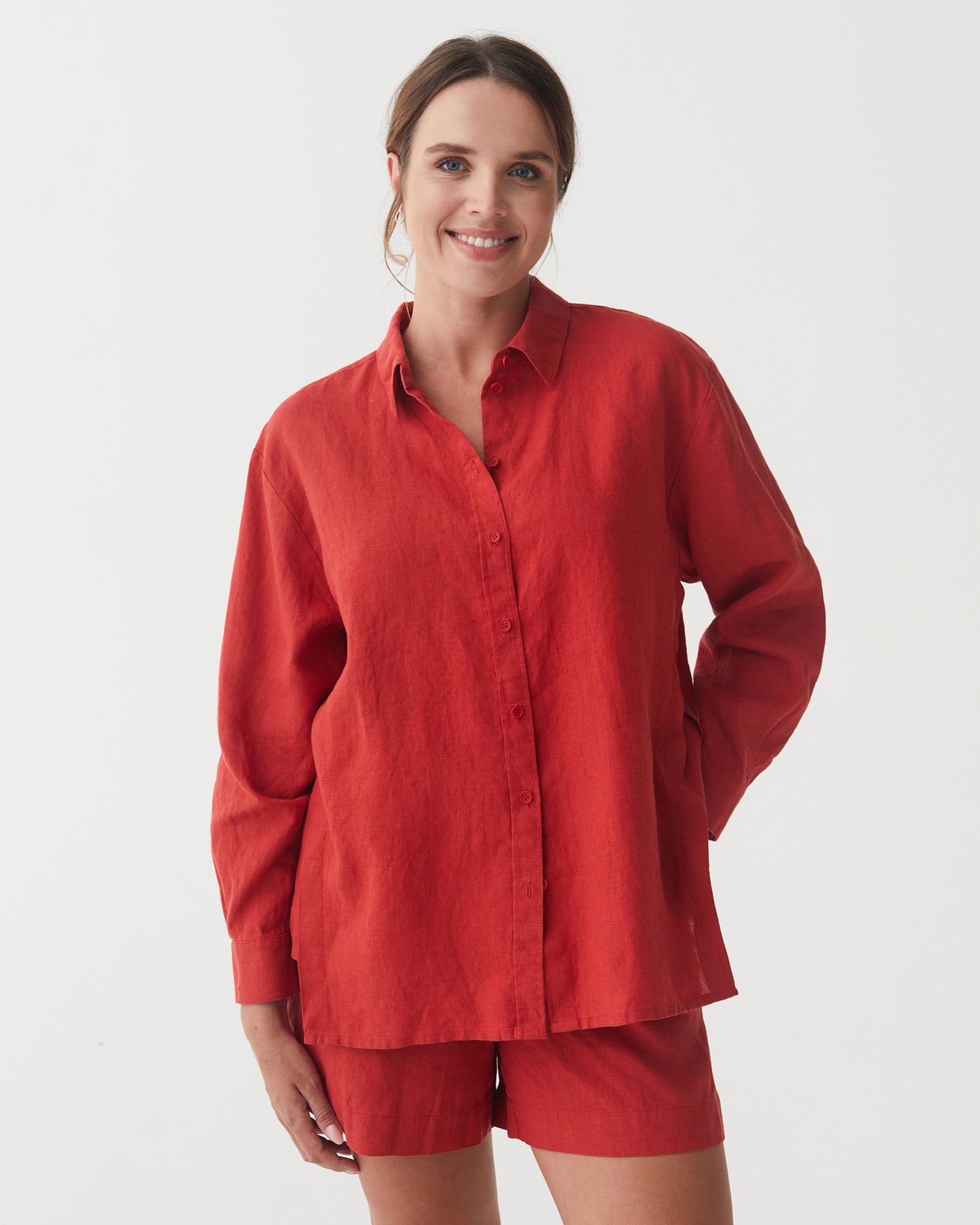 Long-Sleeve Linen Shirt ISLAY in Aurora red | MagicLinen modelBoxOn