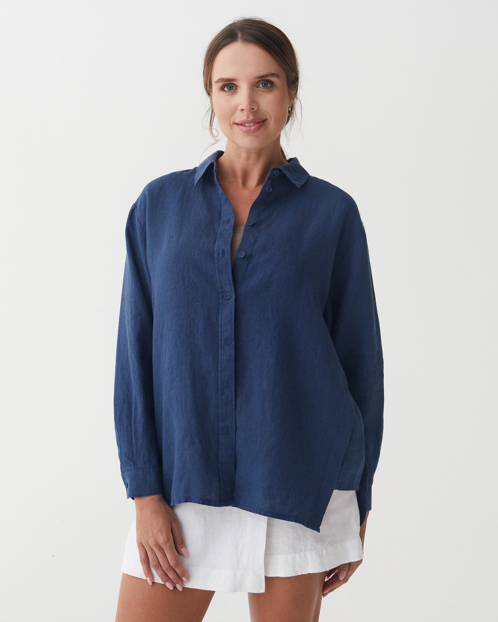 Long-Sleeve Linen Shirt ISLAY in Deep navy blue | MagicLinen modelBoxOn