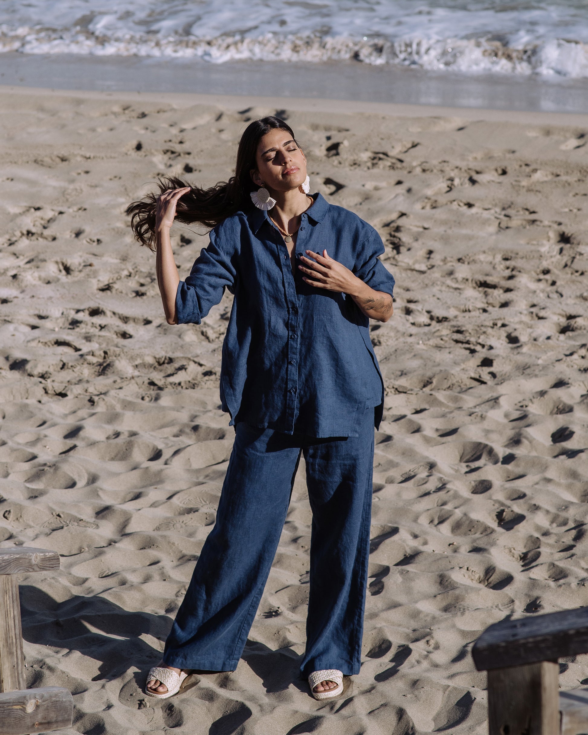 Long-Sleeve Linen Shirt ISLAY in Deep navy blue | MagicLinen modelBoxOn2