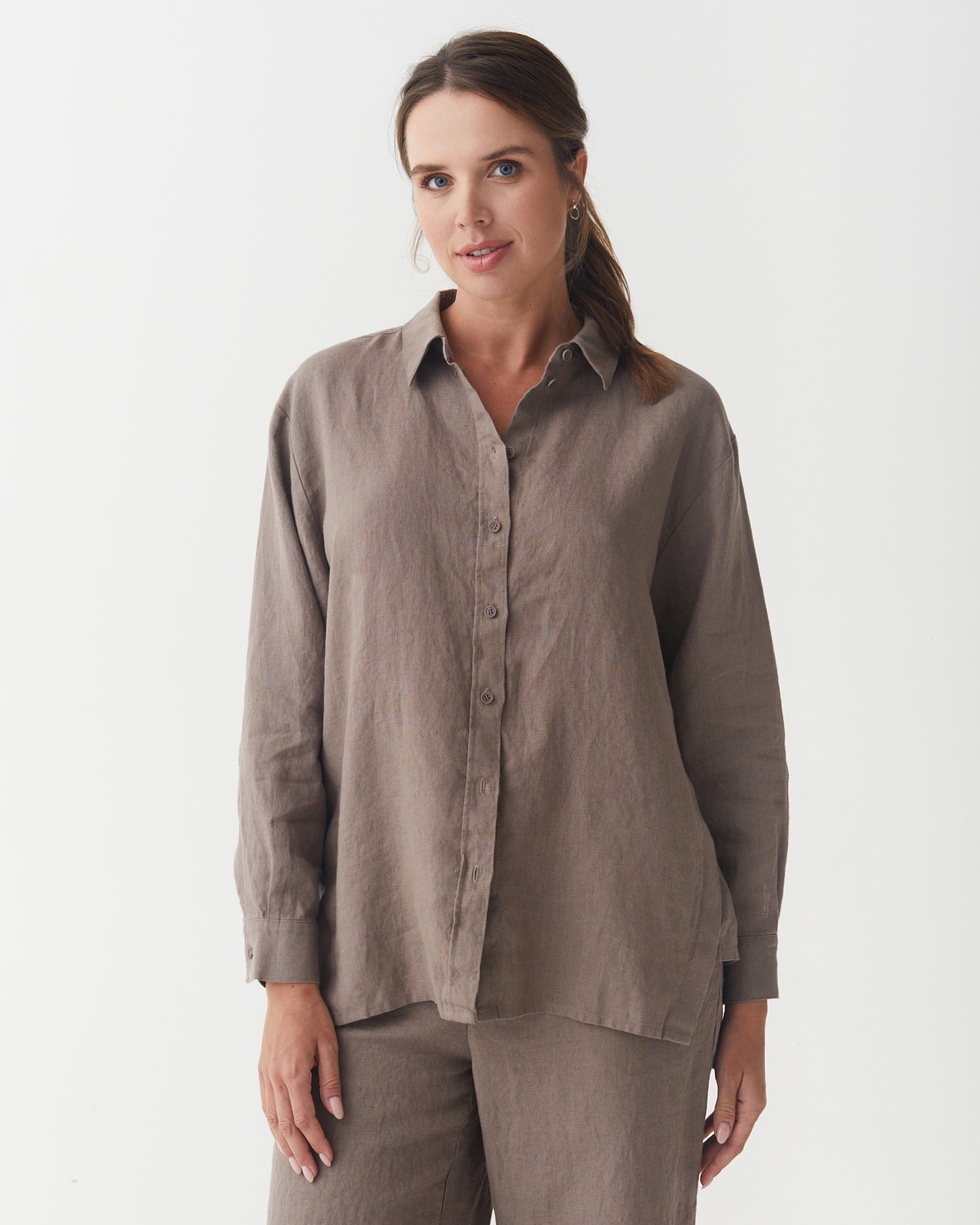 Long-Sleeve Linen Shirt ISLAY in Deep taupe | MagicLinen modelBoxOn