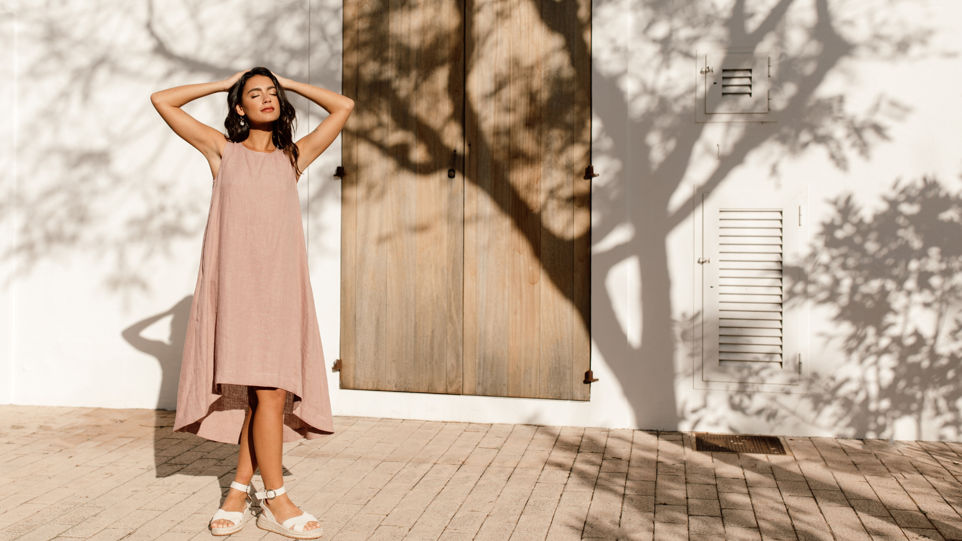 what shoes to wear with a linen dress How to Style Linen Dresses: 20+ Outfit Ideas for Spring, Summer, Fall & Winter