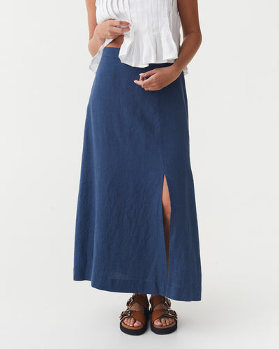 Maxi Linen Skirt SENTOSA in Deep navy blue modelBoxOn