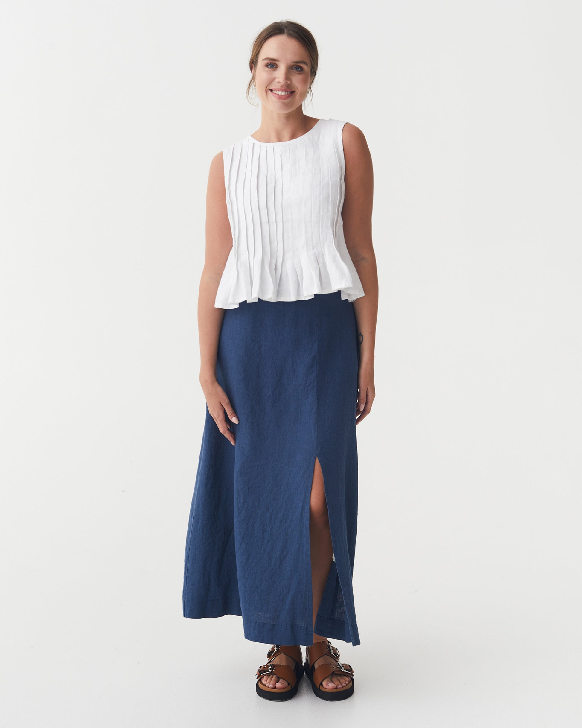 Maxi Linen Skirt SENTOSA in Deep navy blue modelBoxOn