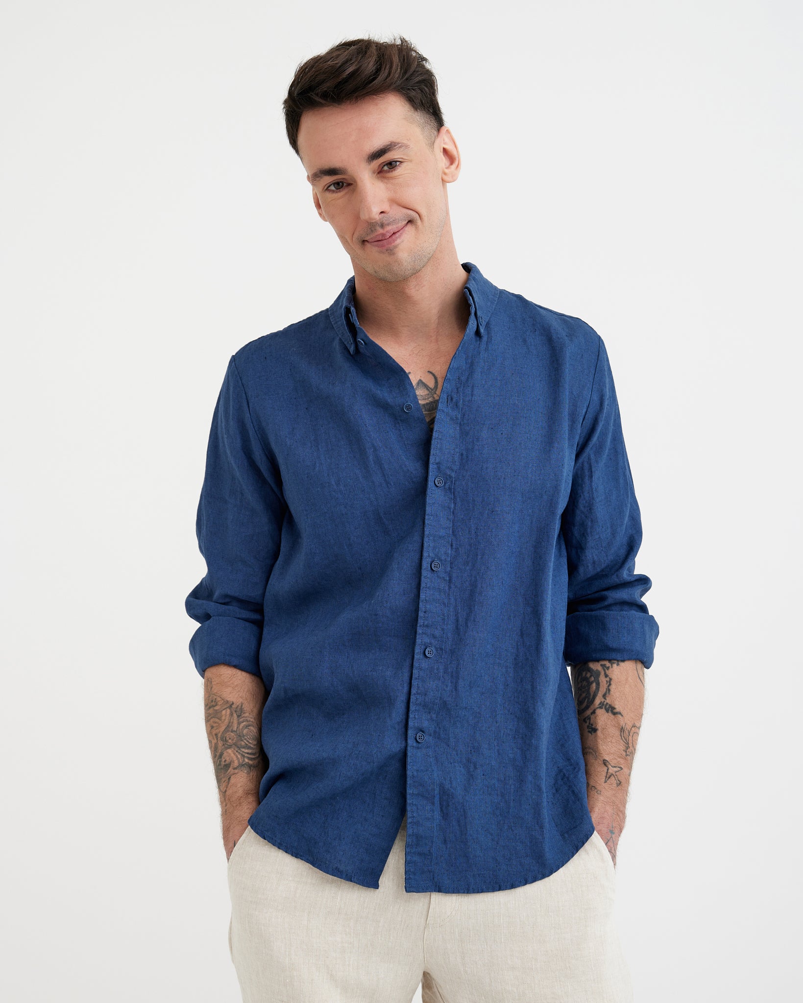MagicLinen Deep navy blue men’s linen shirt, relaxed fit with hip-length coverage