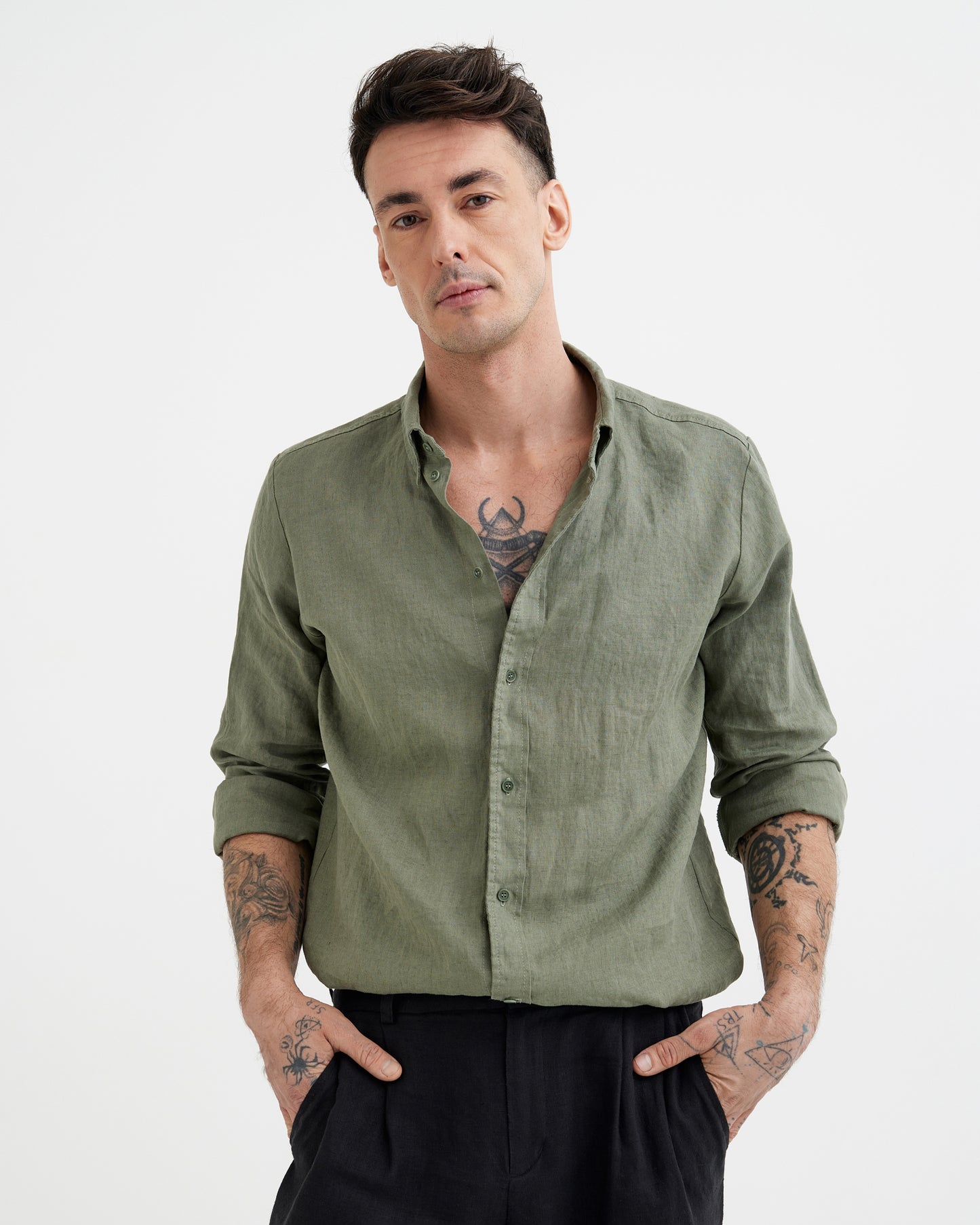 MagicLinen Mist green BOSTON linen shirt with button-down collar and back pleat modelBoxOn