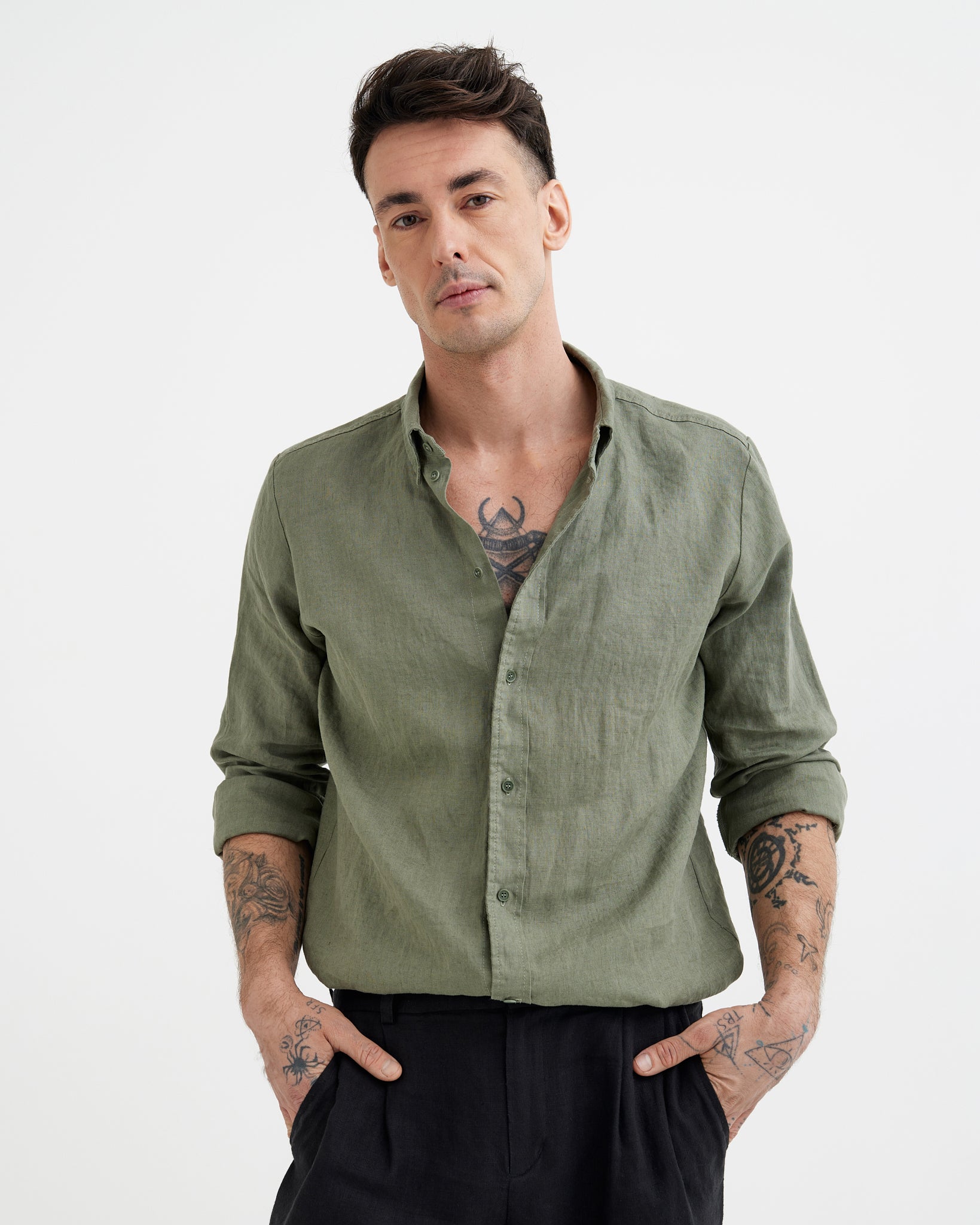MagicLinen Mist green BOSTON linen shirt with button-down collar and back pleat modelBoxOn