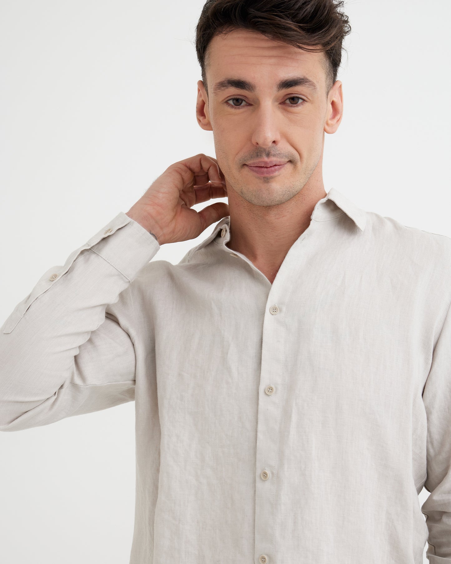 MagicLinen Natural flax men’s linen shirt with button-front closure and long sleeves