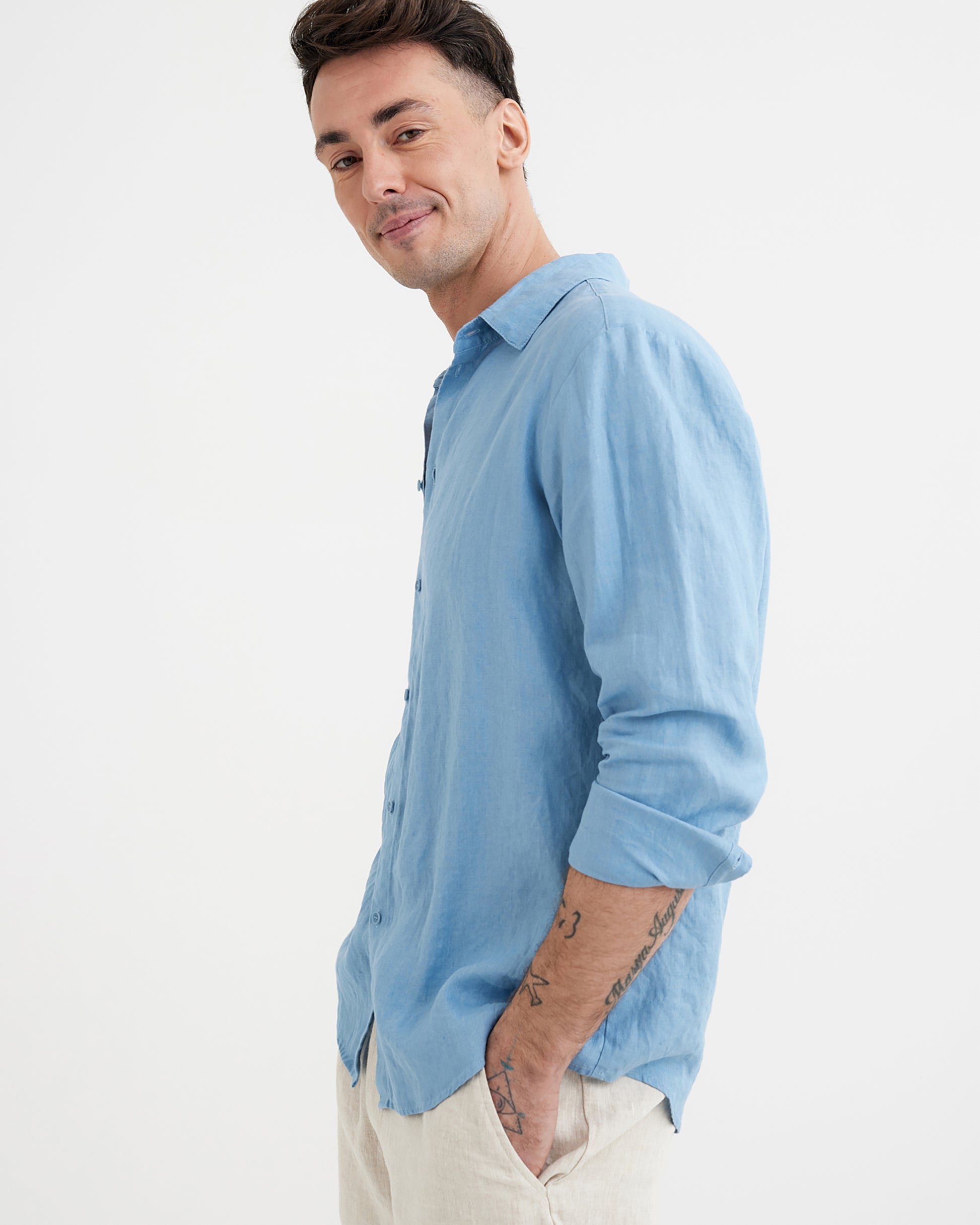 MagicLinen Soft blue men’s linen shirt, button-front closure and long sleeves