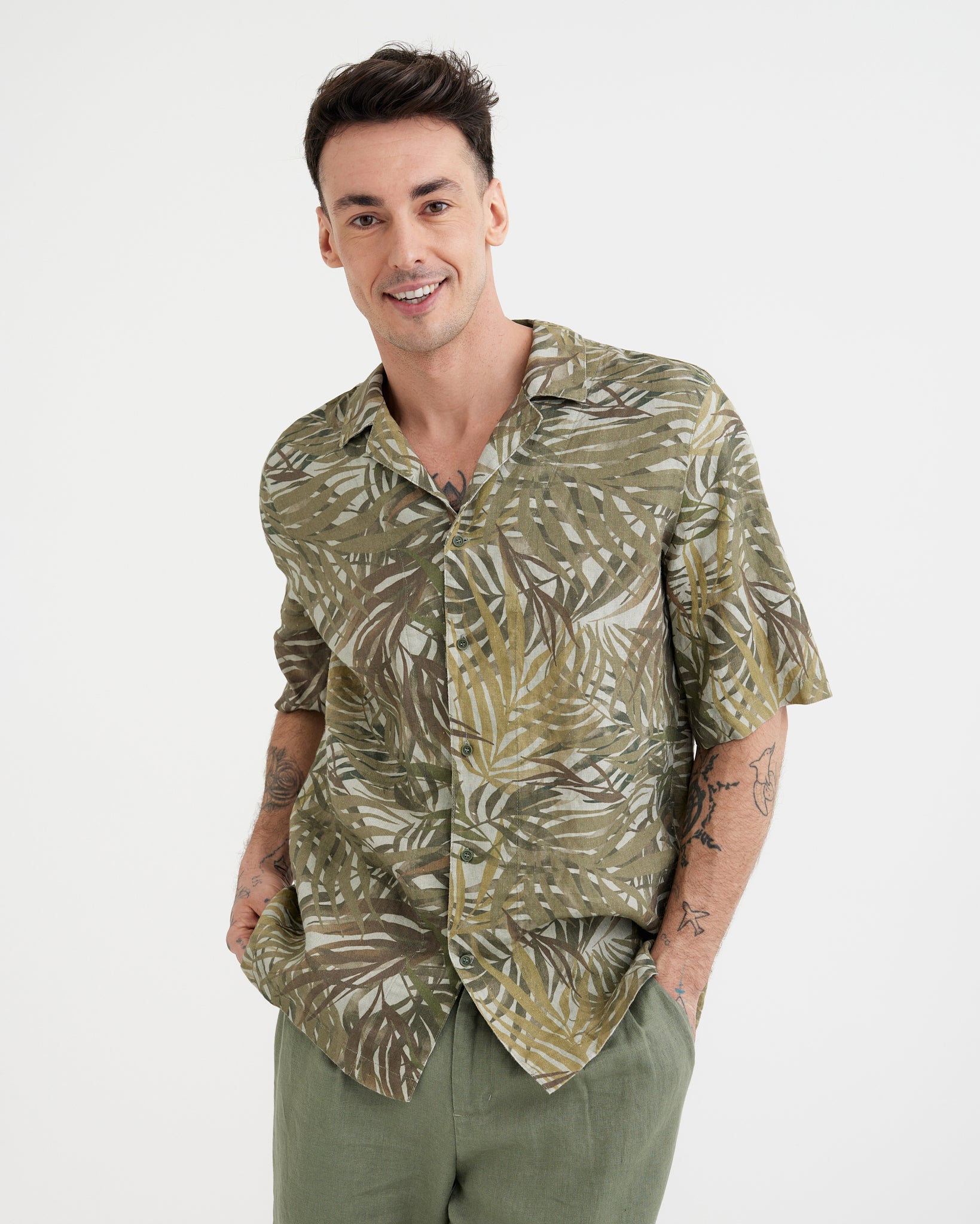 MagicLinen Tropical palms print Men’s Short Sleeves Linen Shirt KEY WEST, 100% European flax linen modelBoxOn