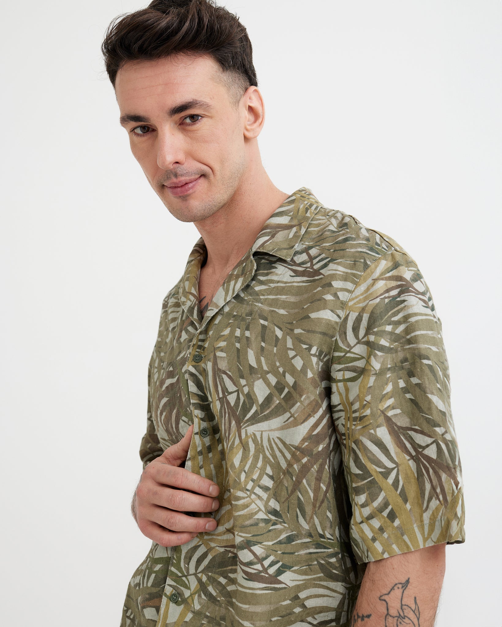 MagicLinen Tropical palms print men’s linen shirt, hip-length coverage