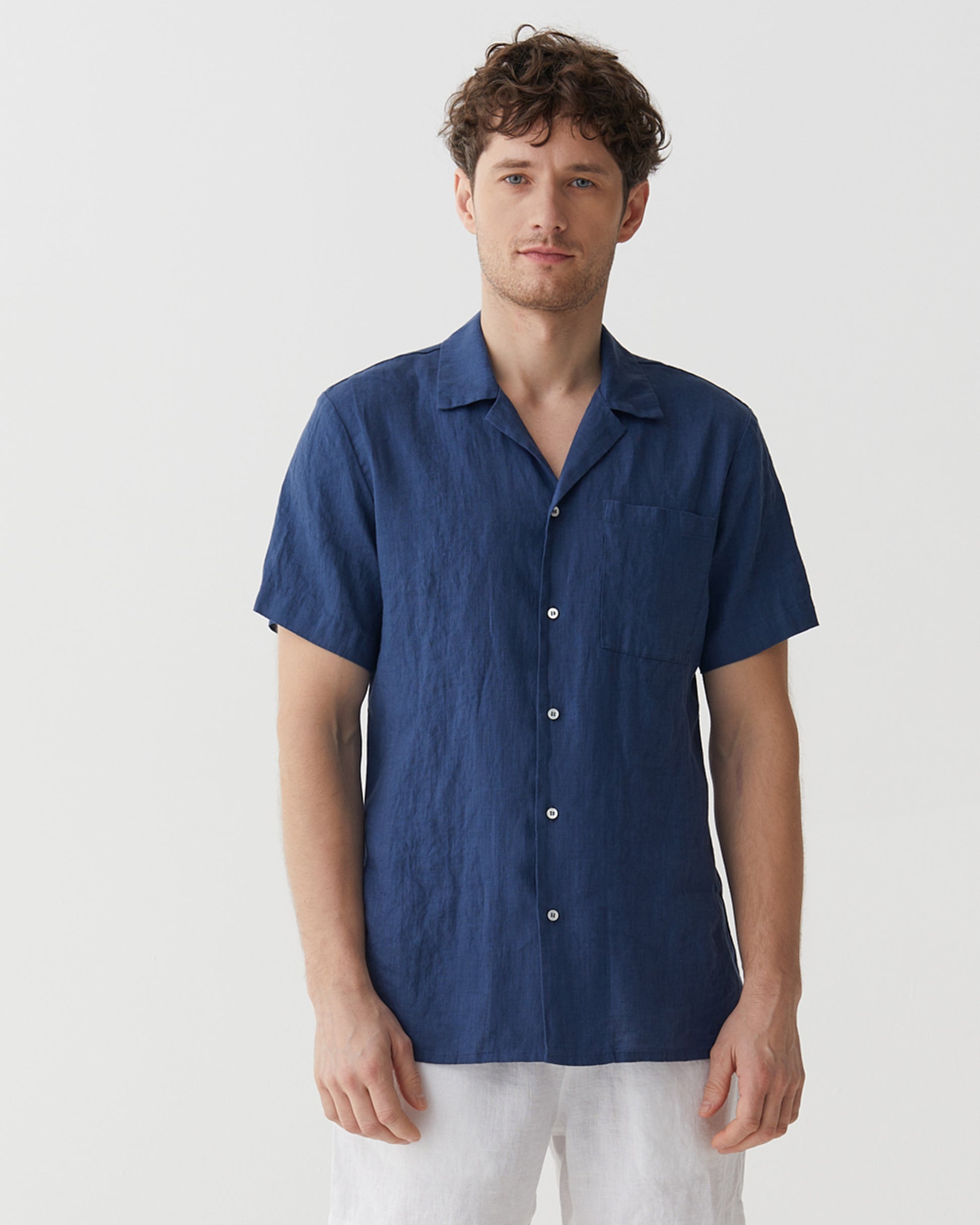 Men's linen camp shirt HAWI in Deep navy blue | MagicLinen modelBoxOn