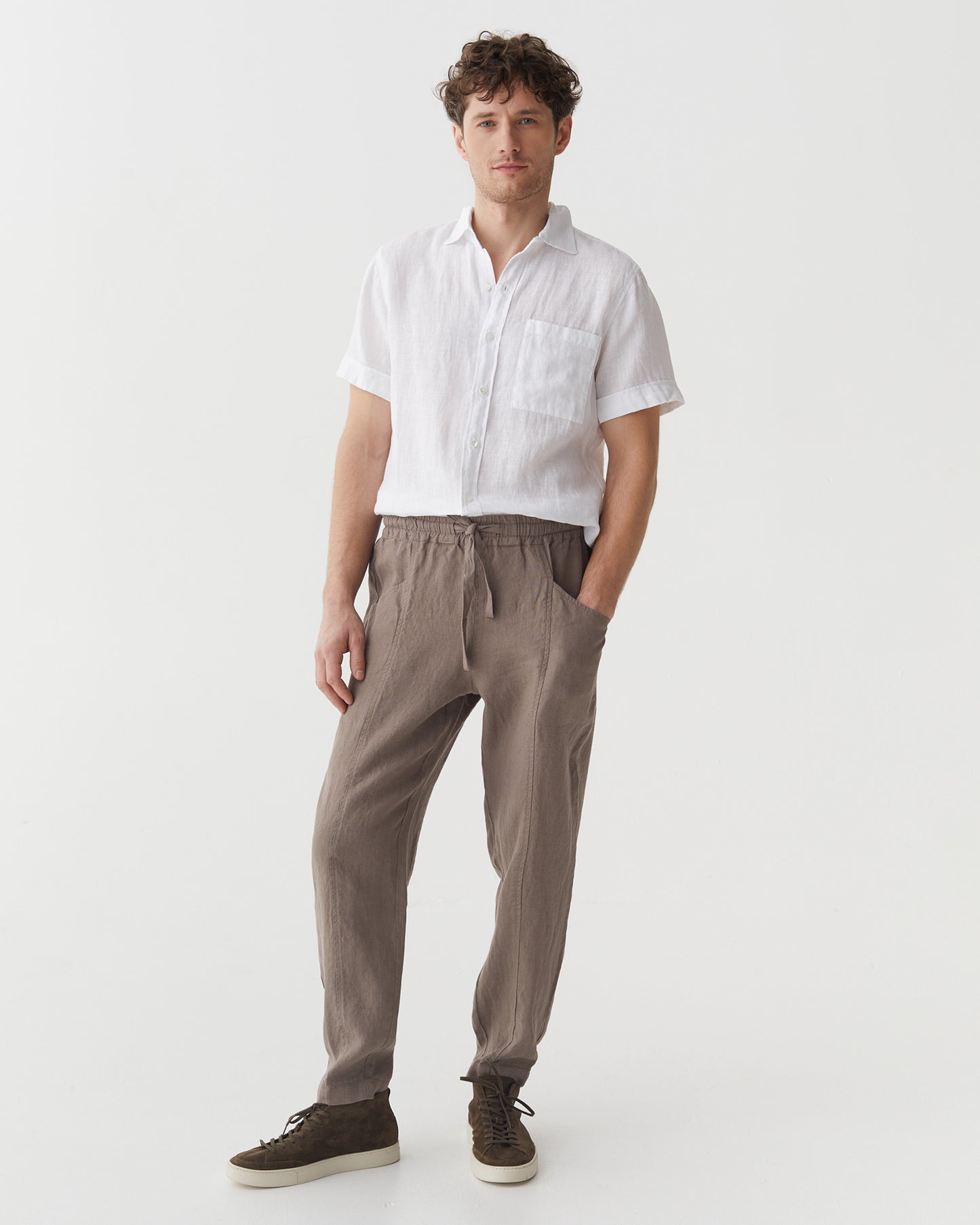 Men's linen pants TRUCKEE in Deep taupe | MagicLinen modelBoxOn