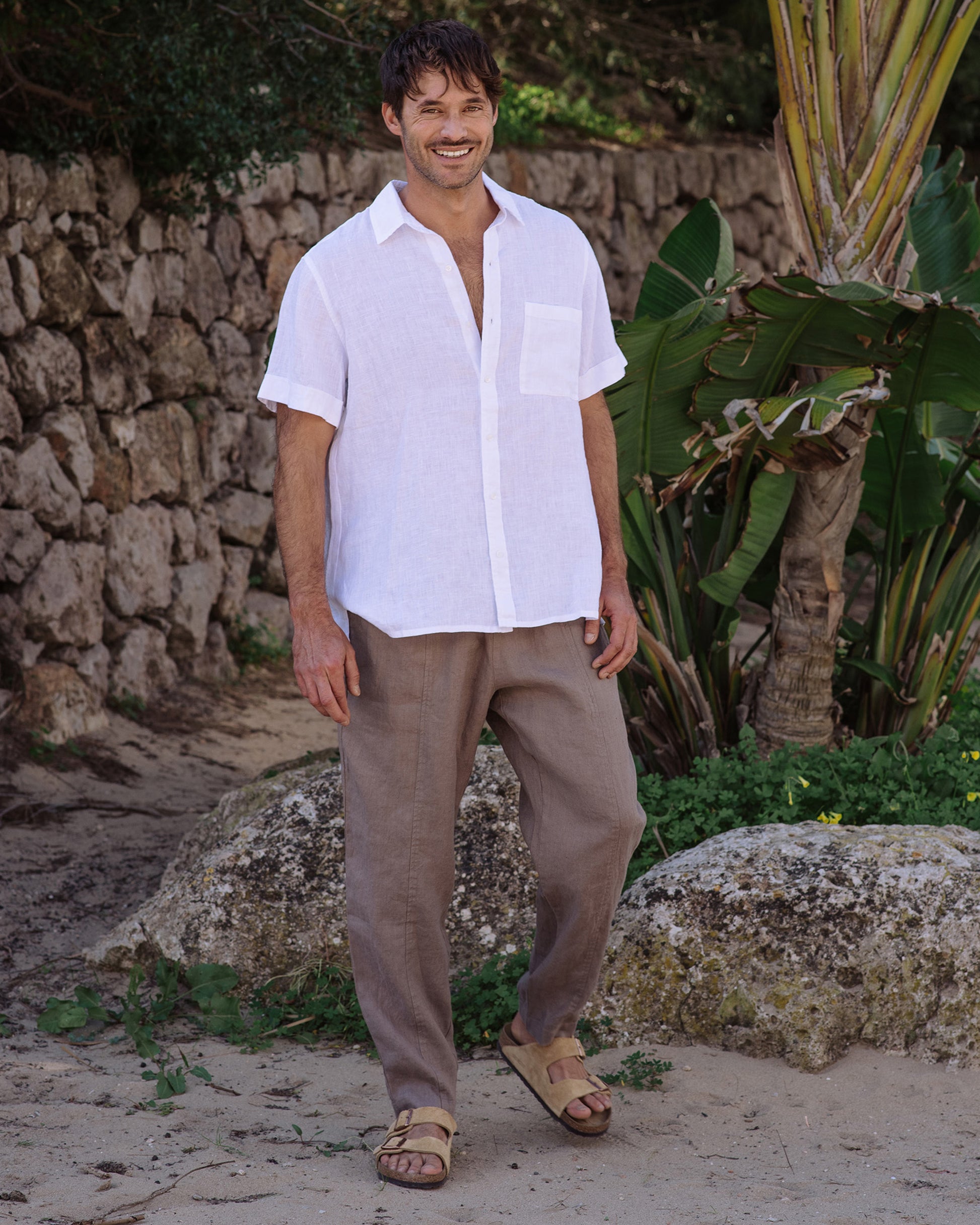 Men's linen pants TRUCKEE in Deep taupe | MagicLinen modelBoxOn2