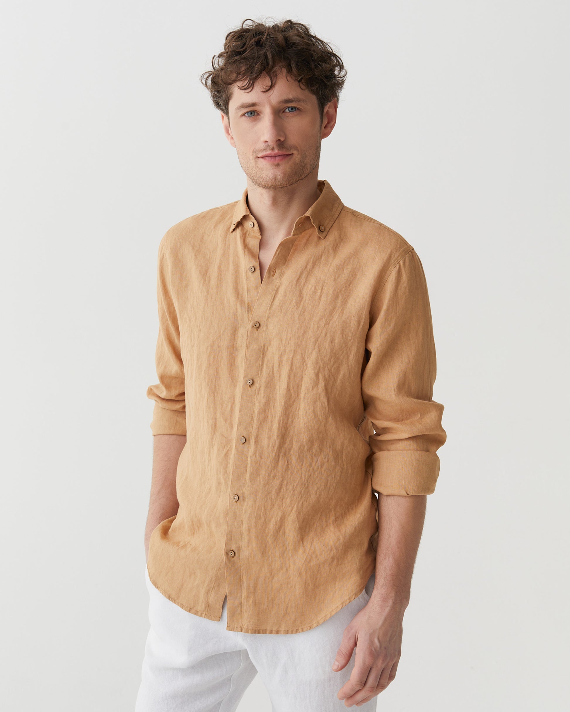 Men's linen shirt NEVADA in Caramel | MagicLinen modelBoxOn