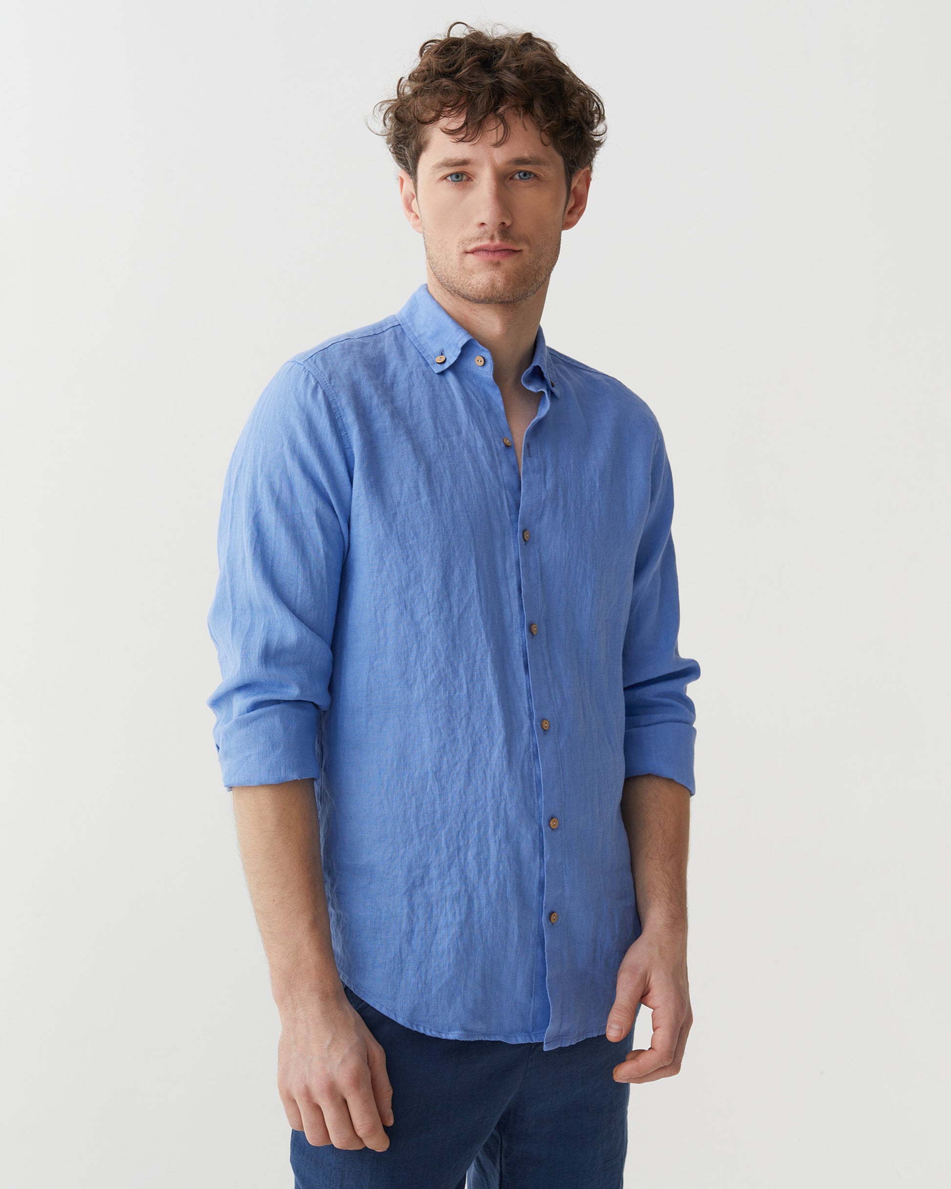 Men's linen shirt NEVADA in Pacific blue | MagicLinen modelBoxOn