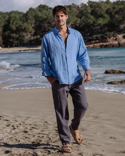 Men's linen shirt NEVADA in Pacific blue | MagicLinen modelBoxOn2