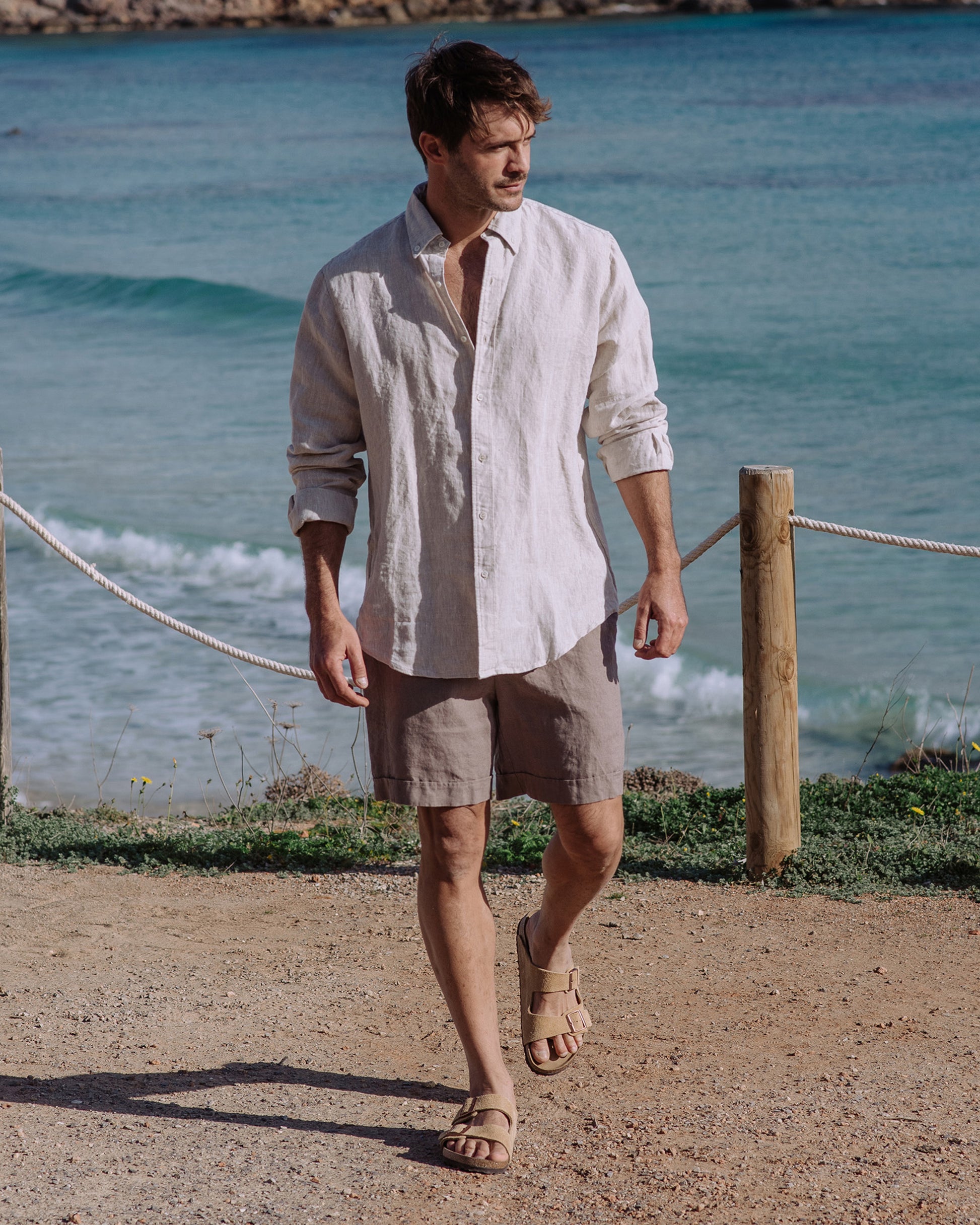 Men's Linen Shorts FAROE in Deep taupe | MagicLinen modelBoxOn2