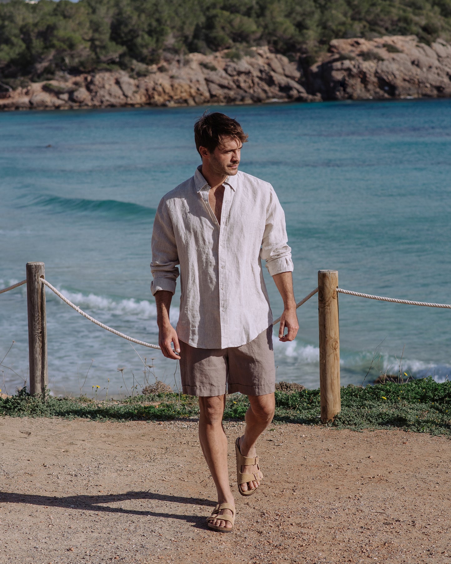 Men's Linen Shorts FAROE in Deep taupe | MagicLinen modelBoxOn2