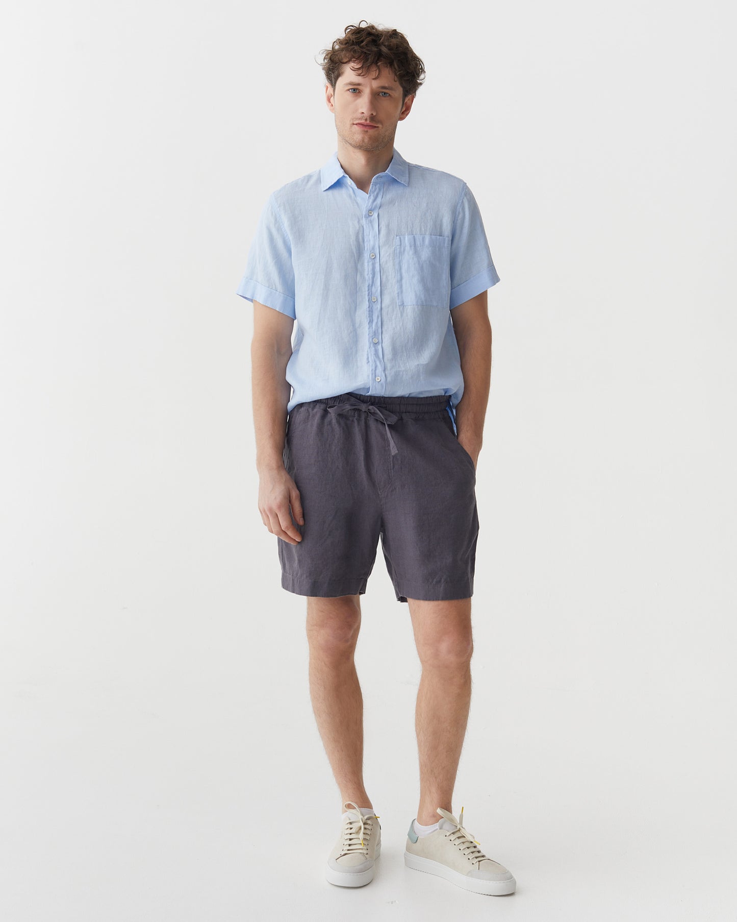 Men's linen shorts STOWE in Anthracite | MagicLinen modelBoxOn