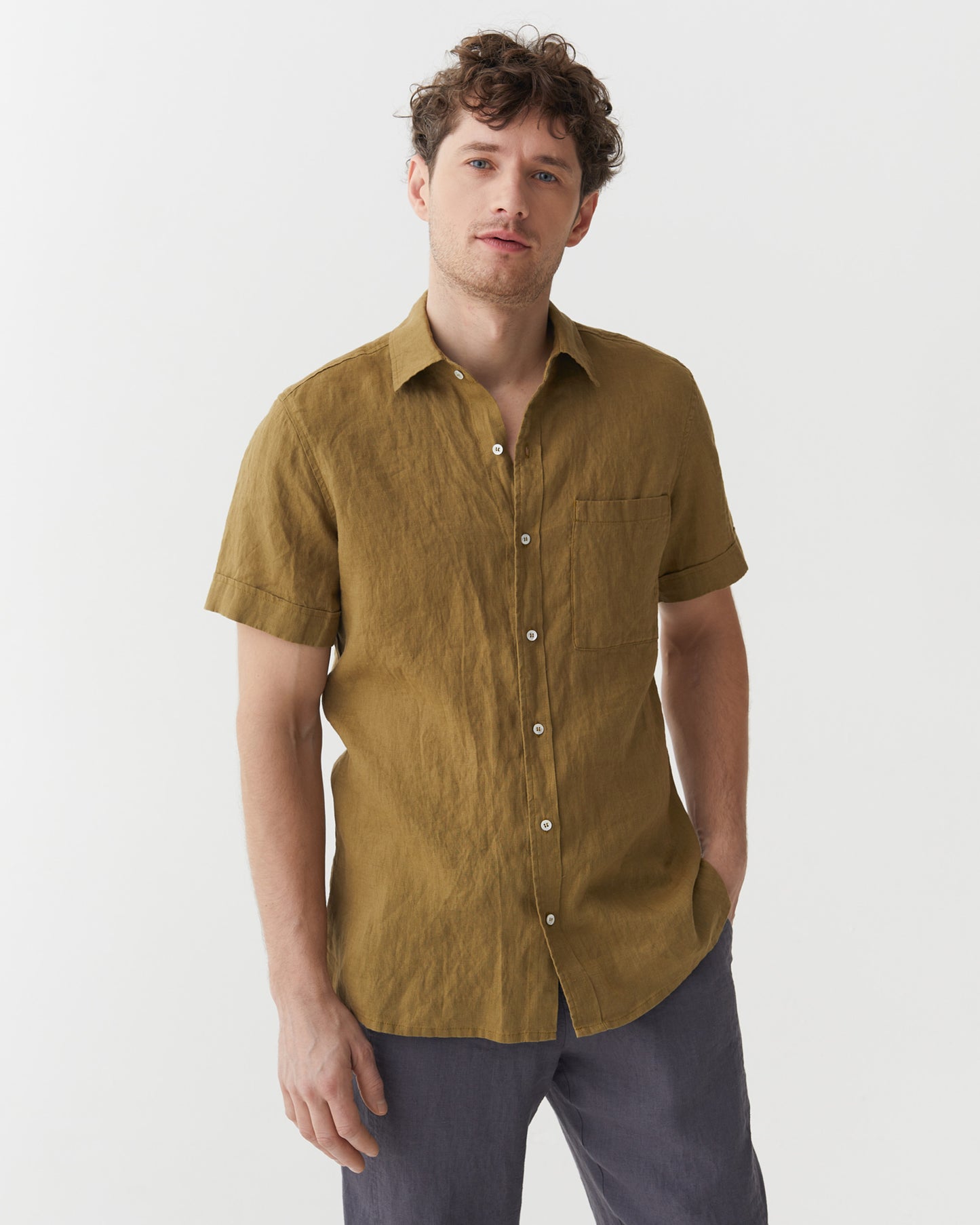 Men's short sleeves linen shirt VERBIER in Khaki green | MagicLinen modelBoxOn