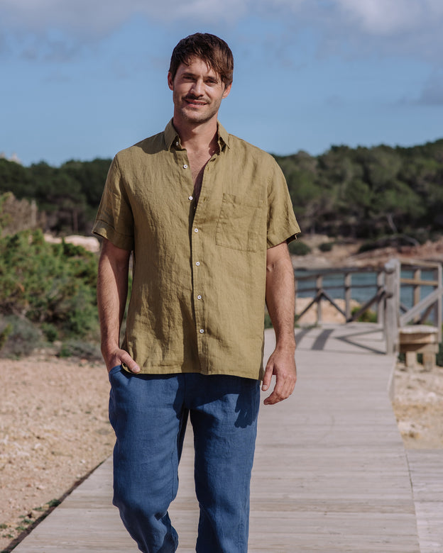 Men's short sleeves linen shirt VERBIER in Khaki green | MagicLinen modelBoxOn2
