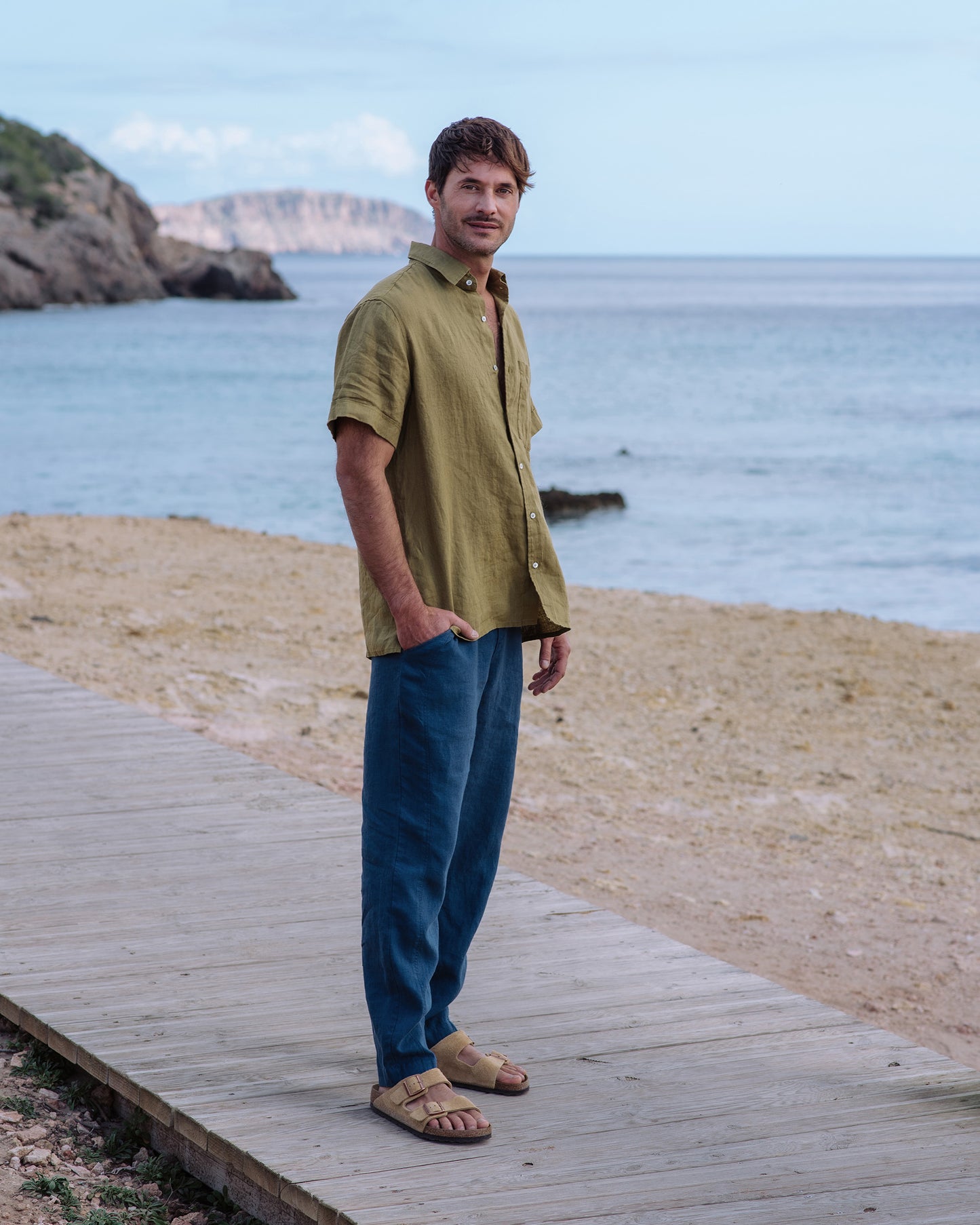 Men's short sleeves linen shirt VERBIER in Khaki green | MagicLinen modelBoxOn2