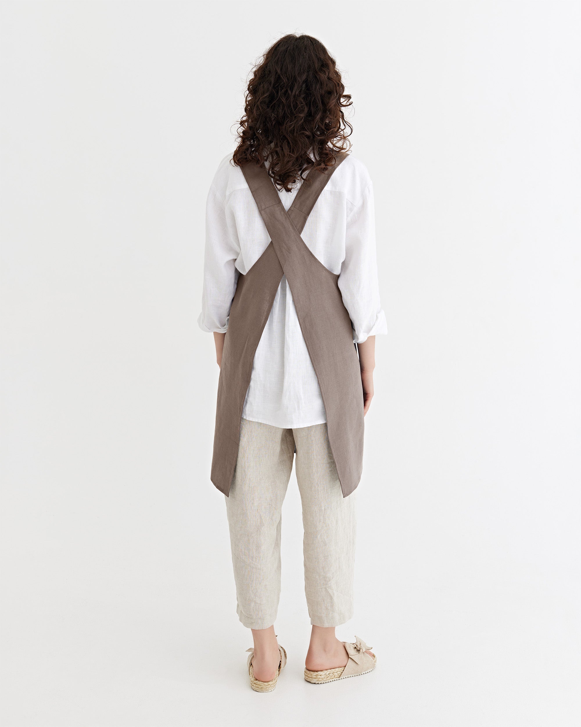 Pinafore cross-back linen apron in Mocha | MagicLinen