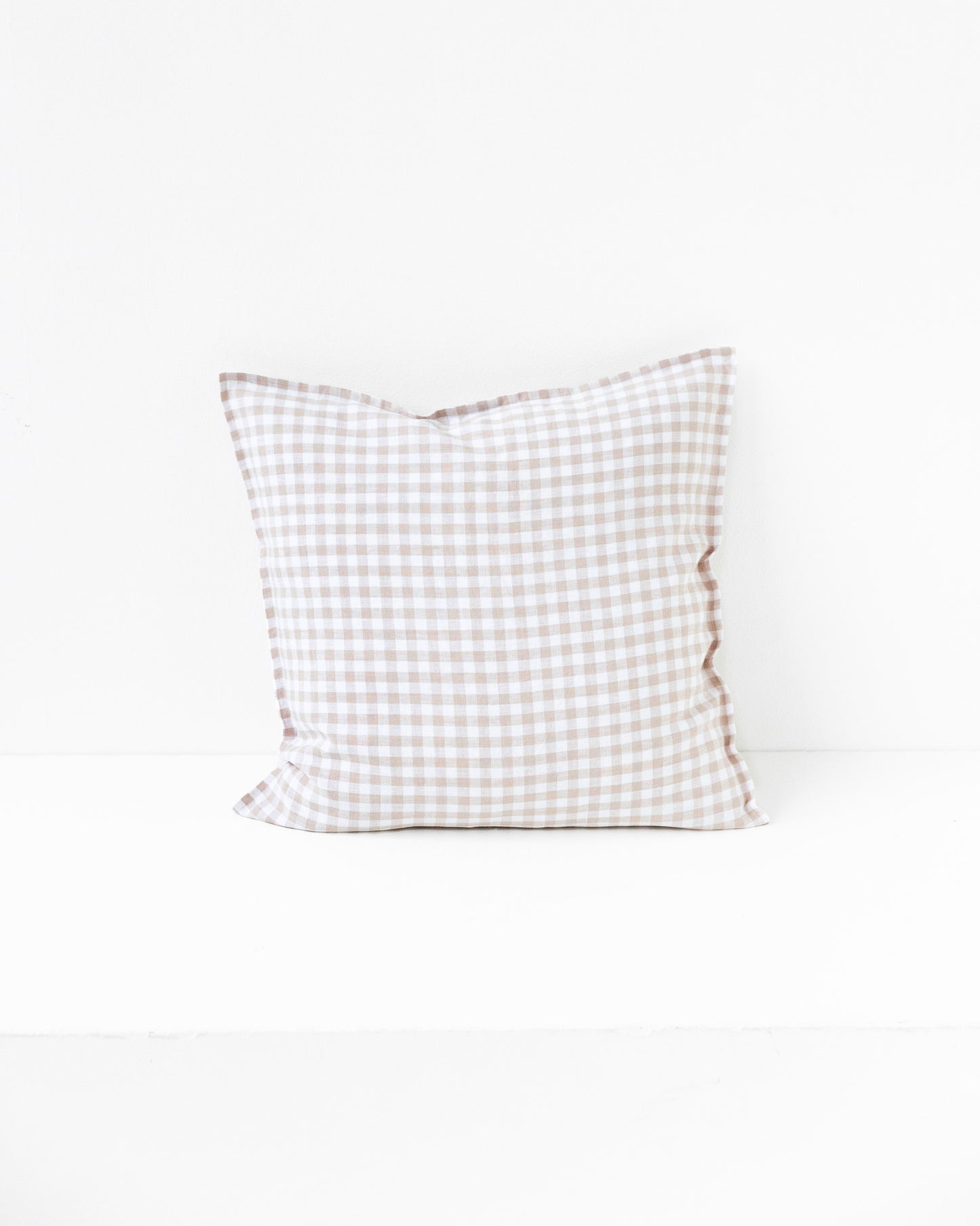 Pillow cover with buttons in Natural gingham