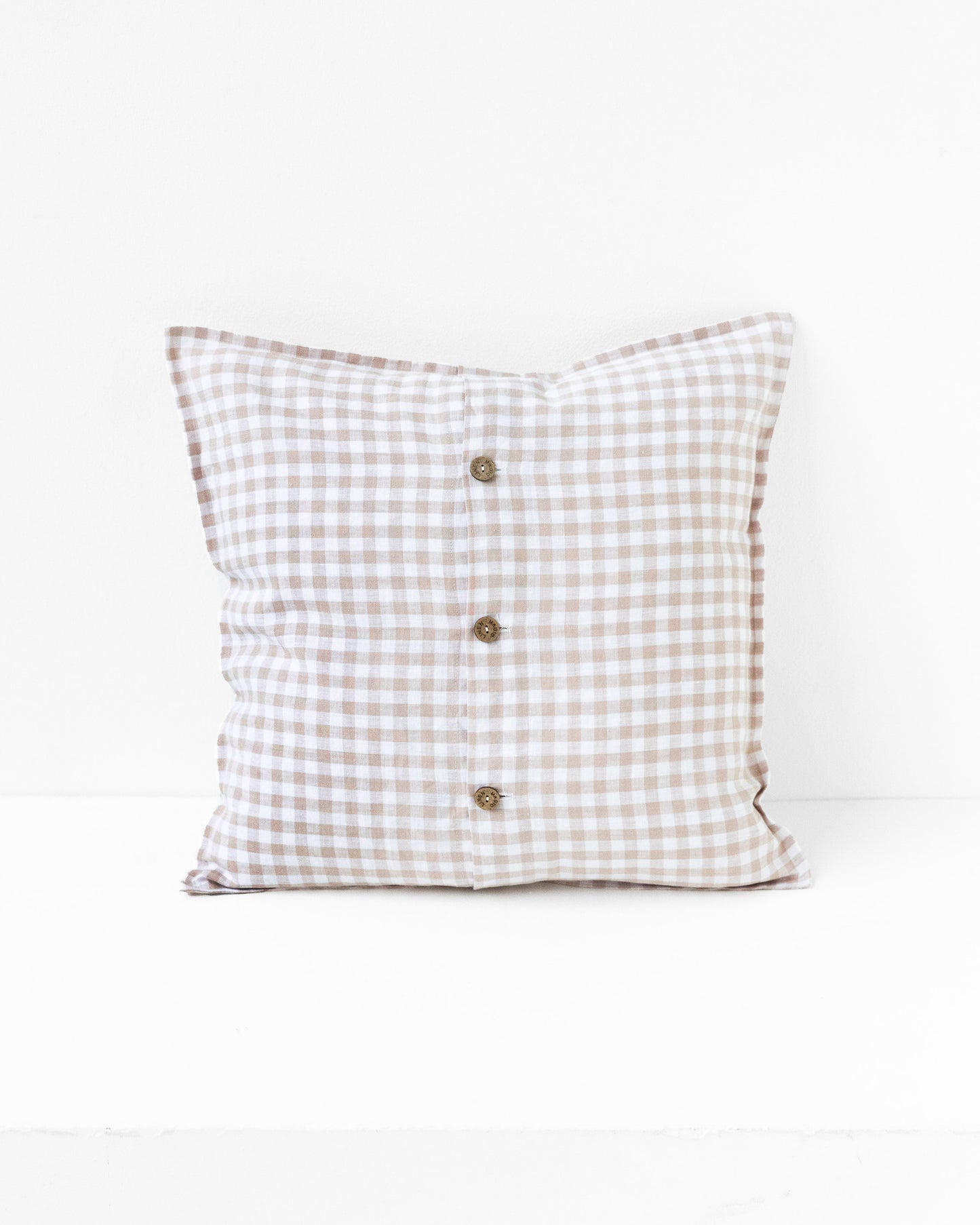 Pillow cover with buttons in Natural gingham