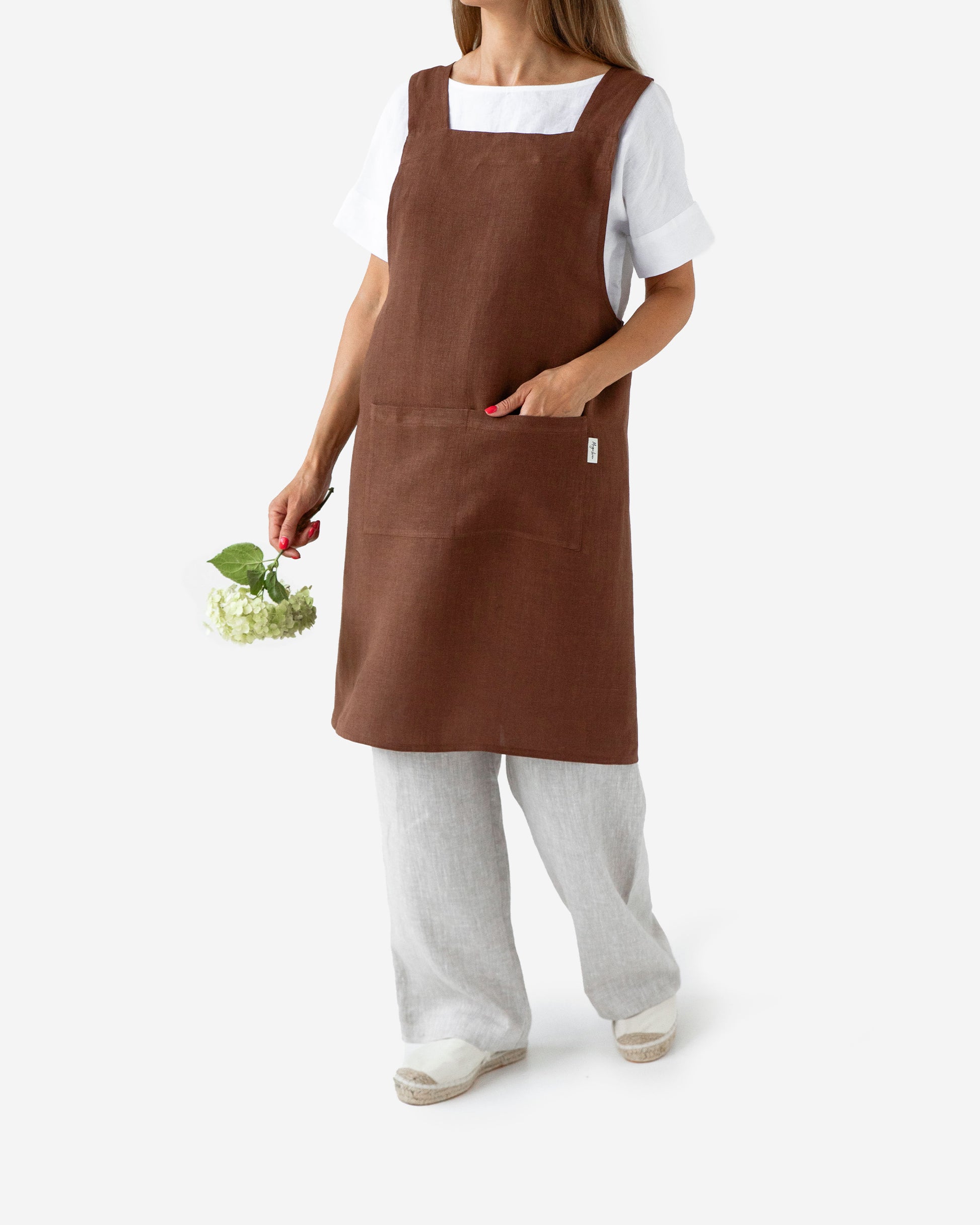 Pinafore apron in Chocolate brown | MagicLinen