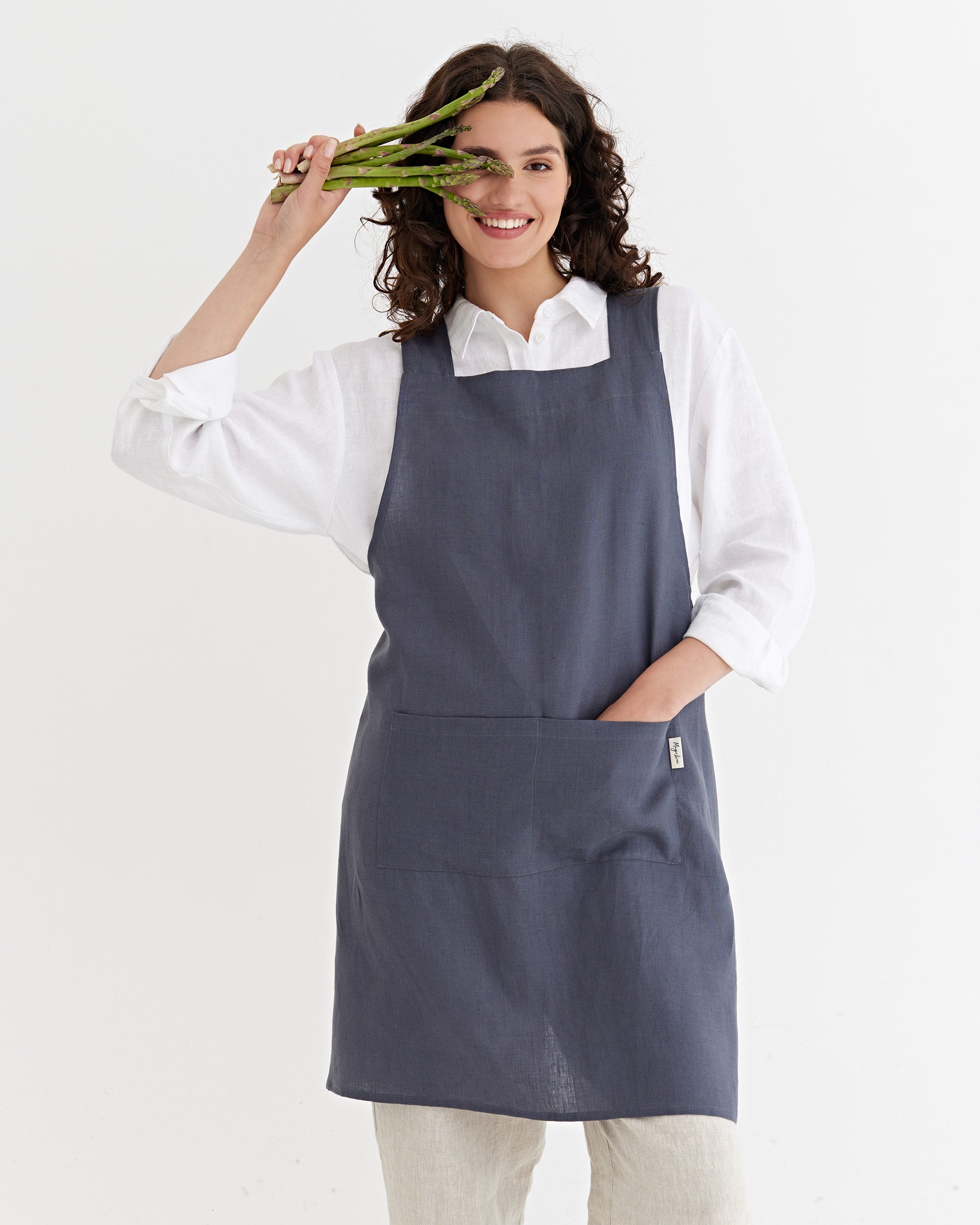 Pinafore cross-back linen apron in Charcoal gray | MagicLinen