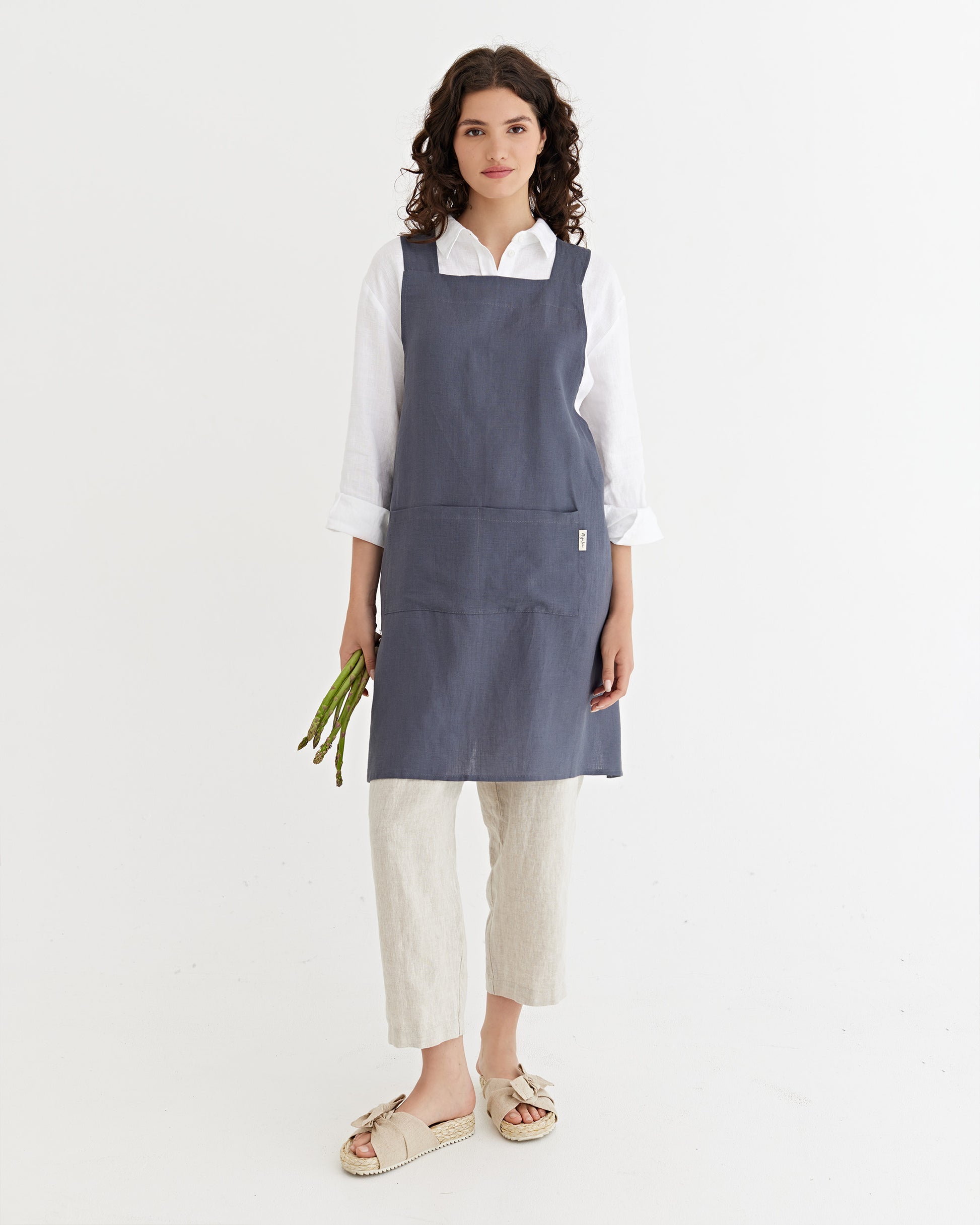 Pinafore cross-back linen apron in Charcoal gray | MagicLinen
