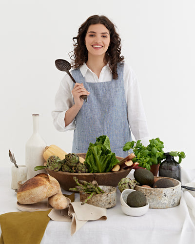 Pinafore cross-back linen apron in Blue melange | MagicLinen