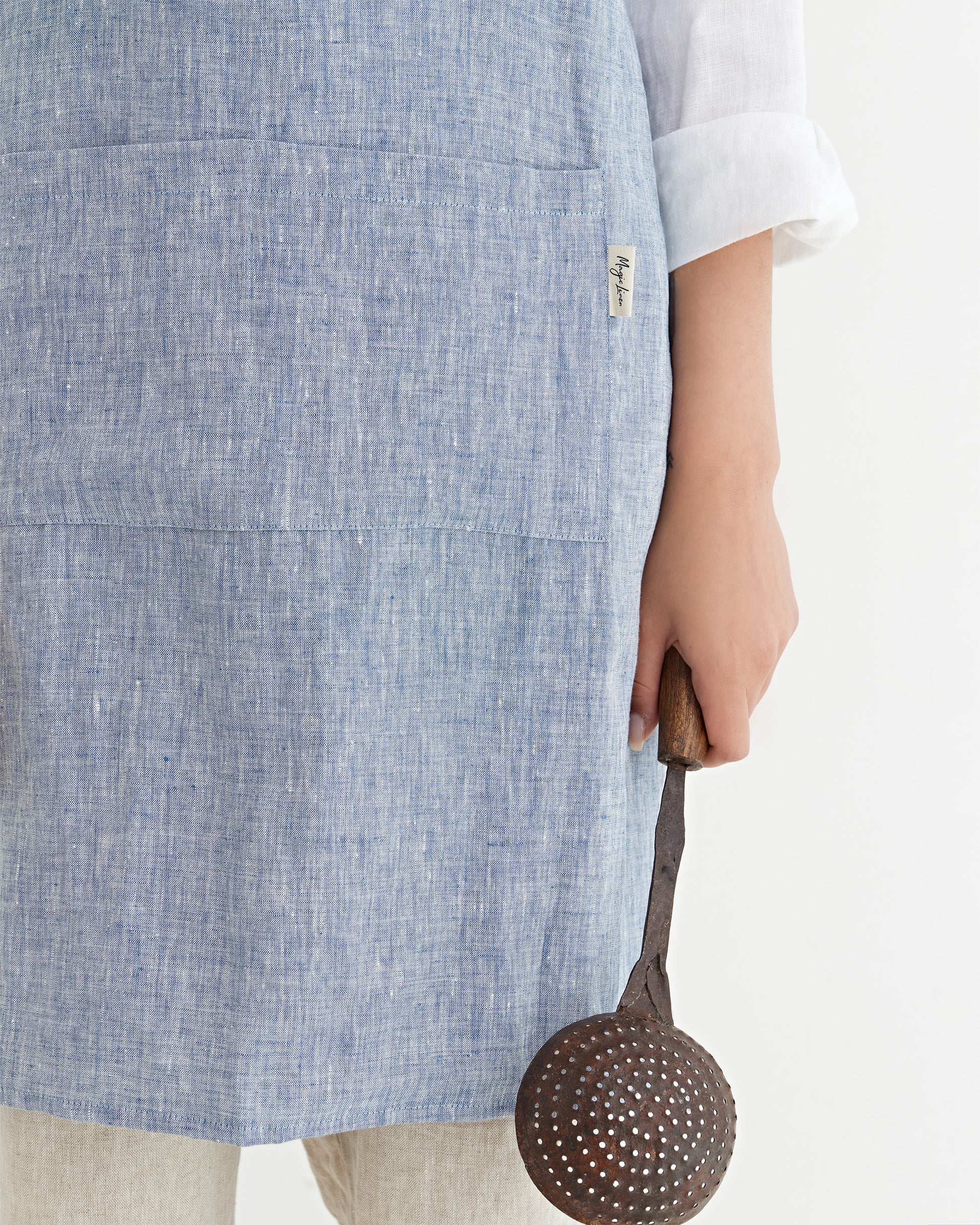 Pinafore cross-back linen apron in Blue melange | MagicLinen