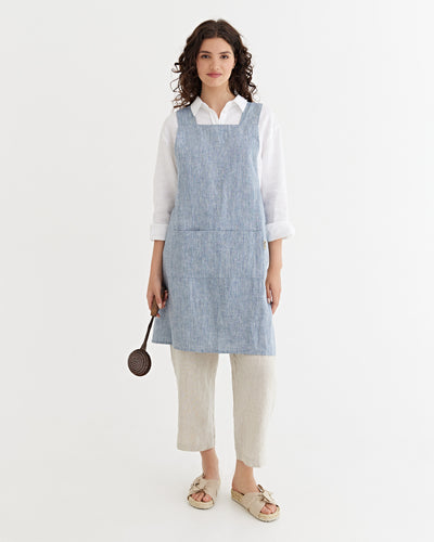 Pinafore cross-back linen apron in Blue melange | MagicLinen