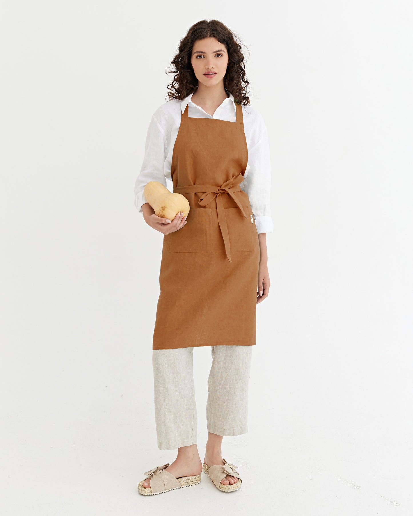 Pinafore cross-back linen apron in Cinnamon | MagicLinen
