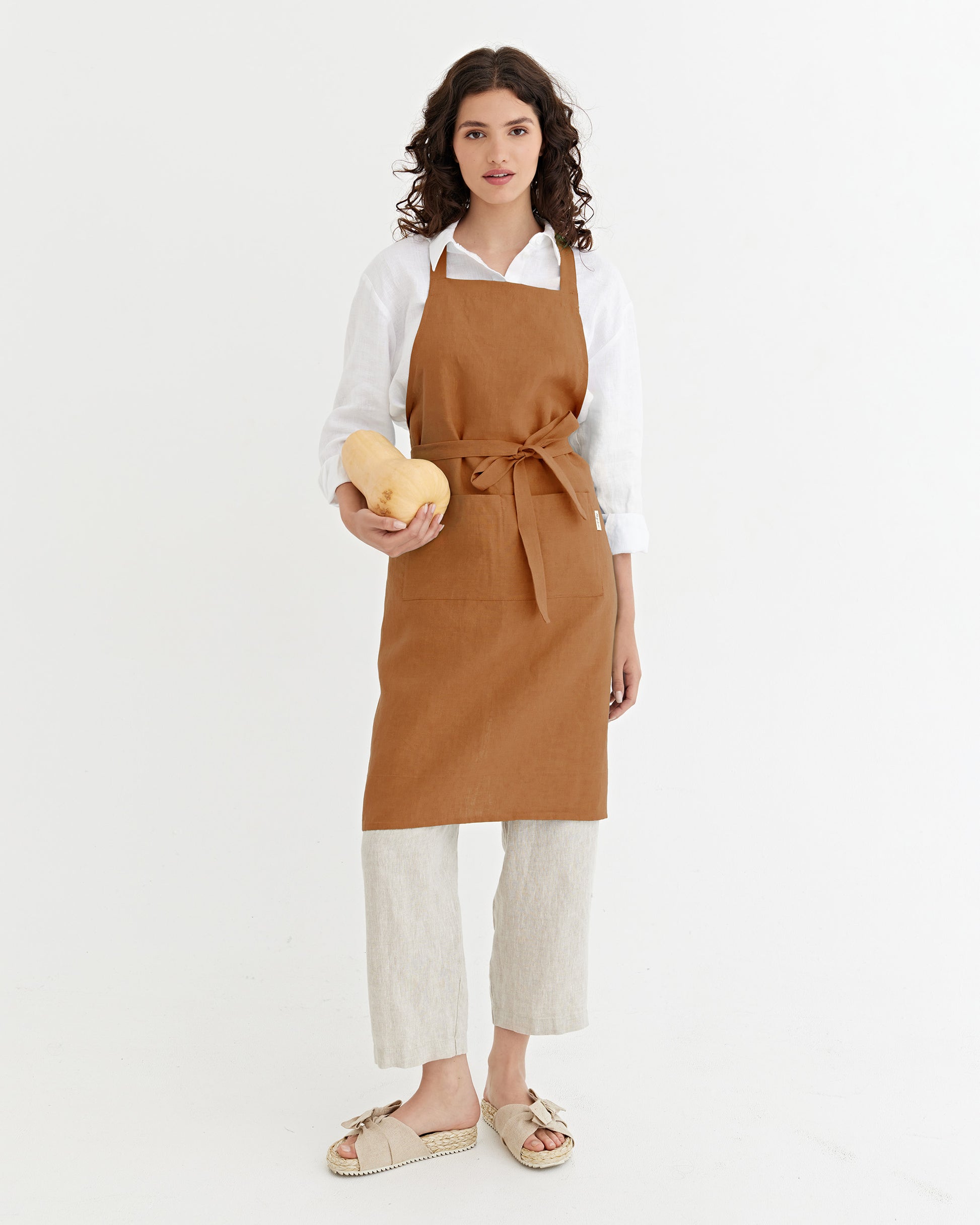 Pinafore cross-back linen apron in Cinnamon | MagicLinen