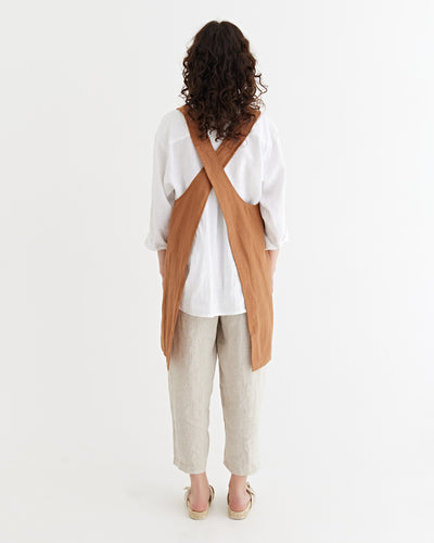 Pinafore cross-back linen apron in Cinnamon | MagicLinen