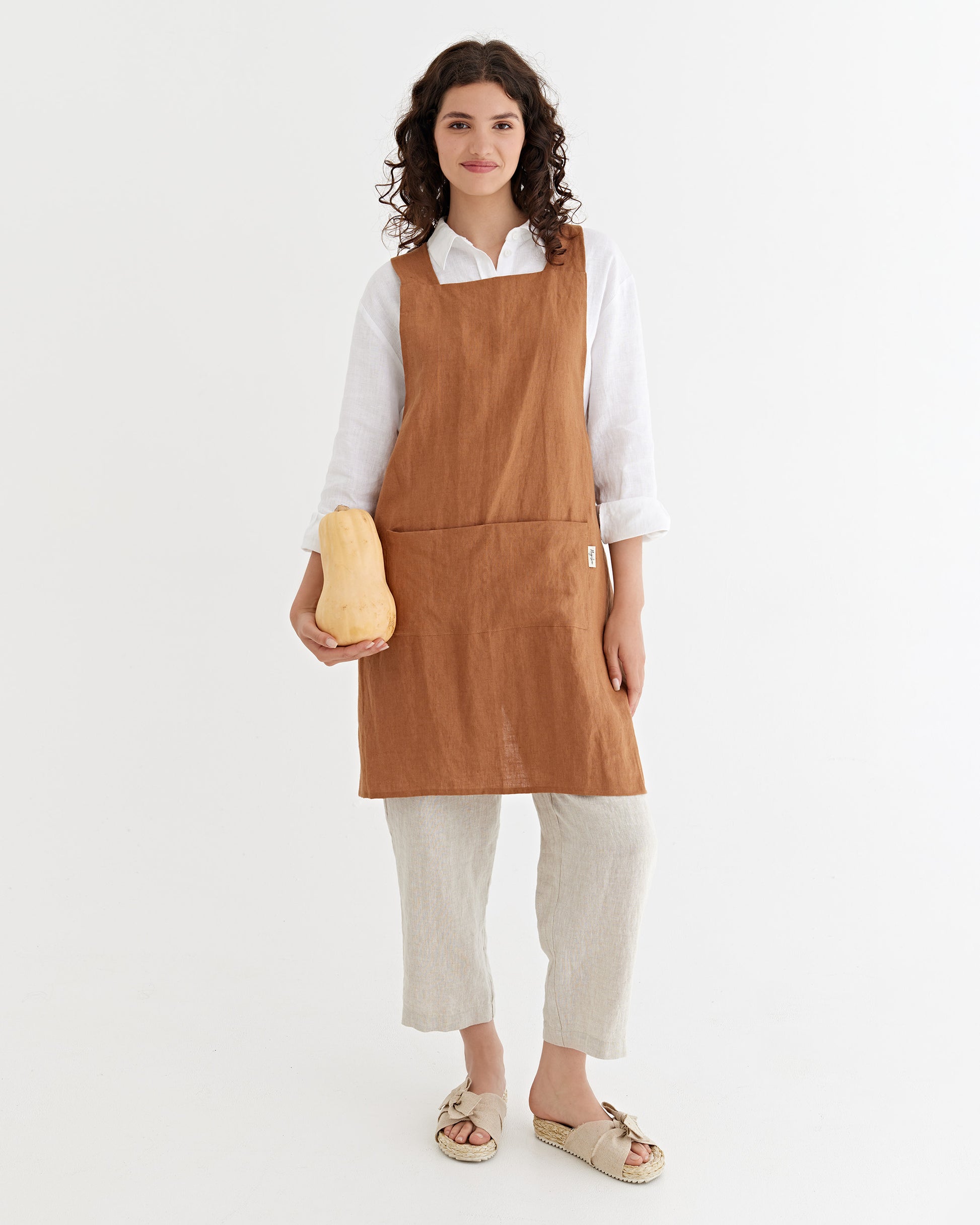 Pinafore cross-back linen apron in Cinnamon | MagicLinen