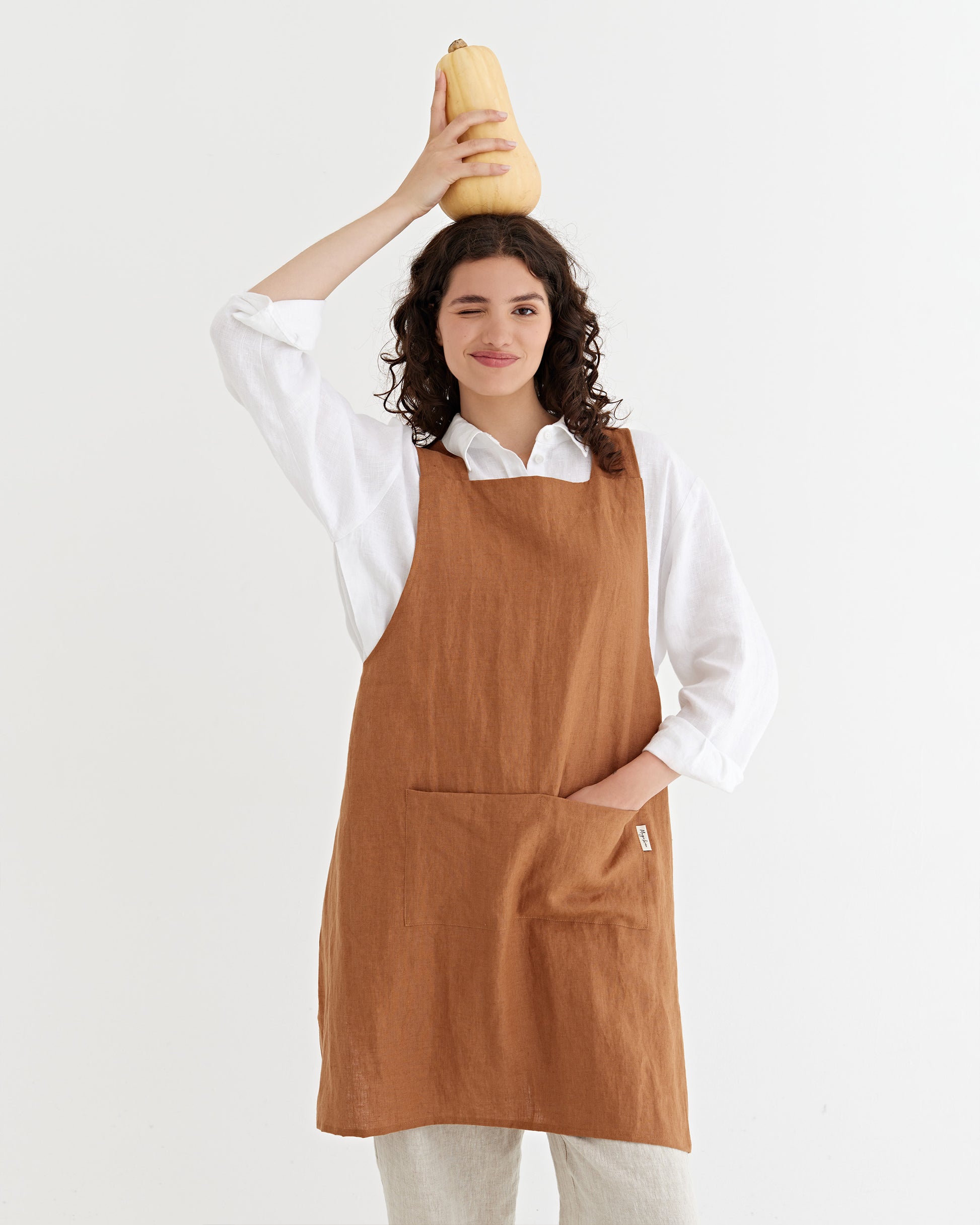 Pinafore cross-back linen apron in Cinnamon | MagicLinen