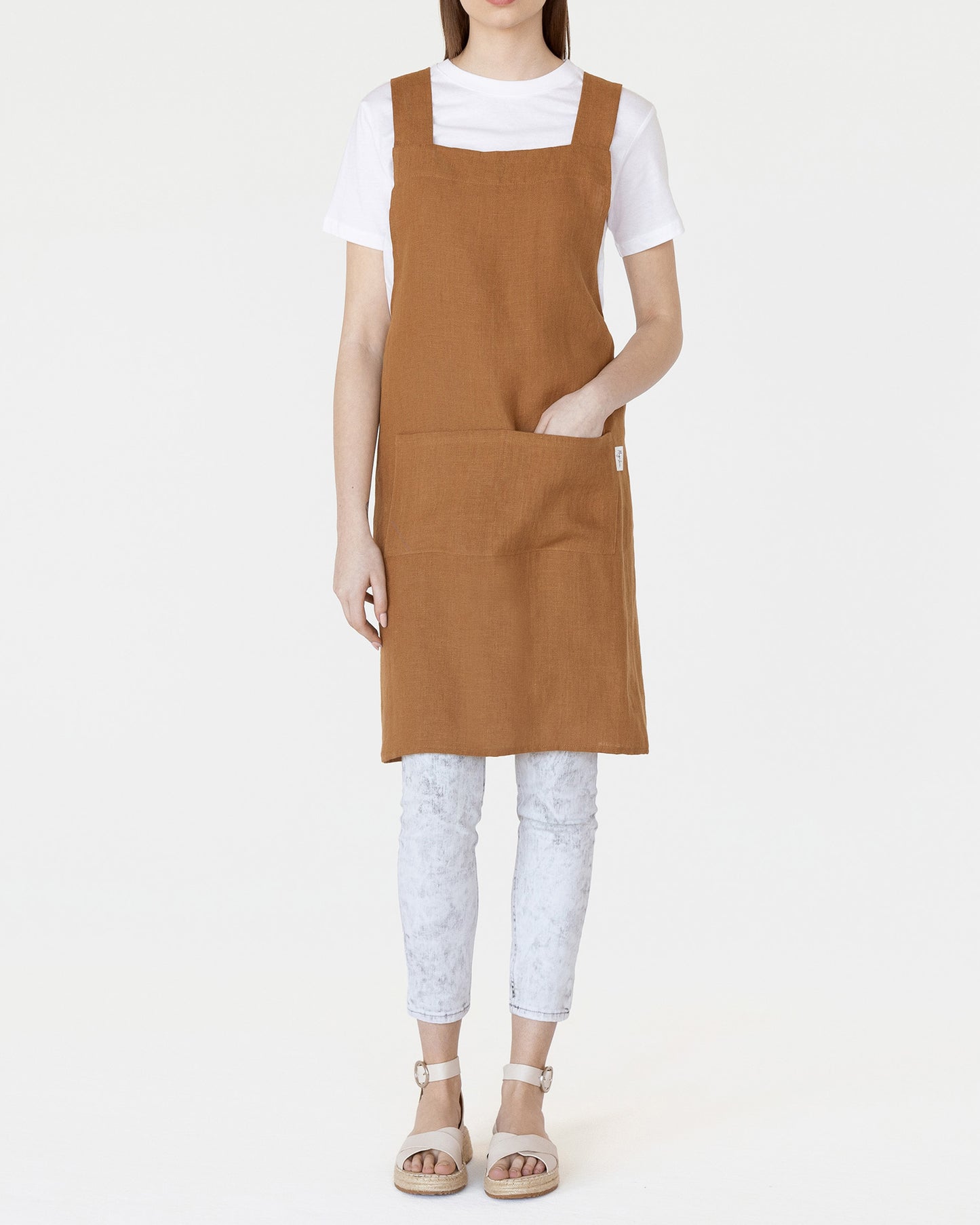 Pinafore cross-back linen apron in Cinnamon | MagicLinen