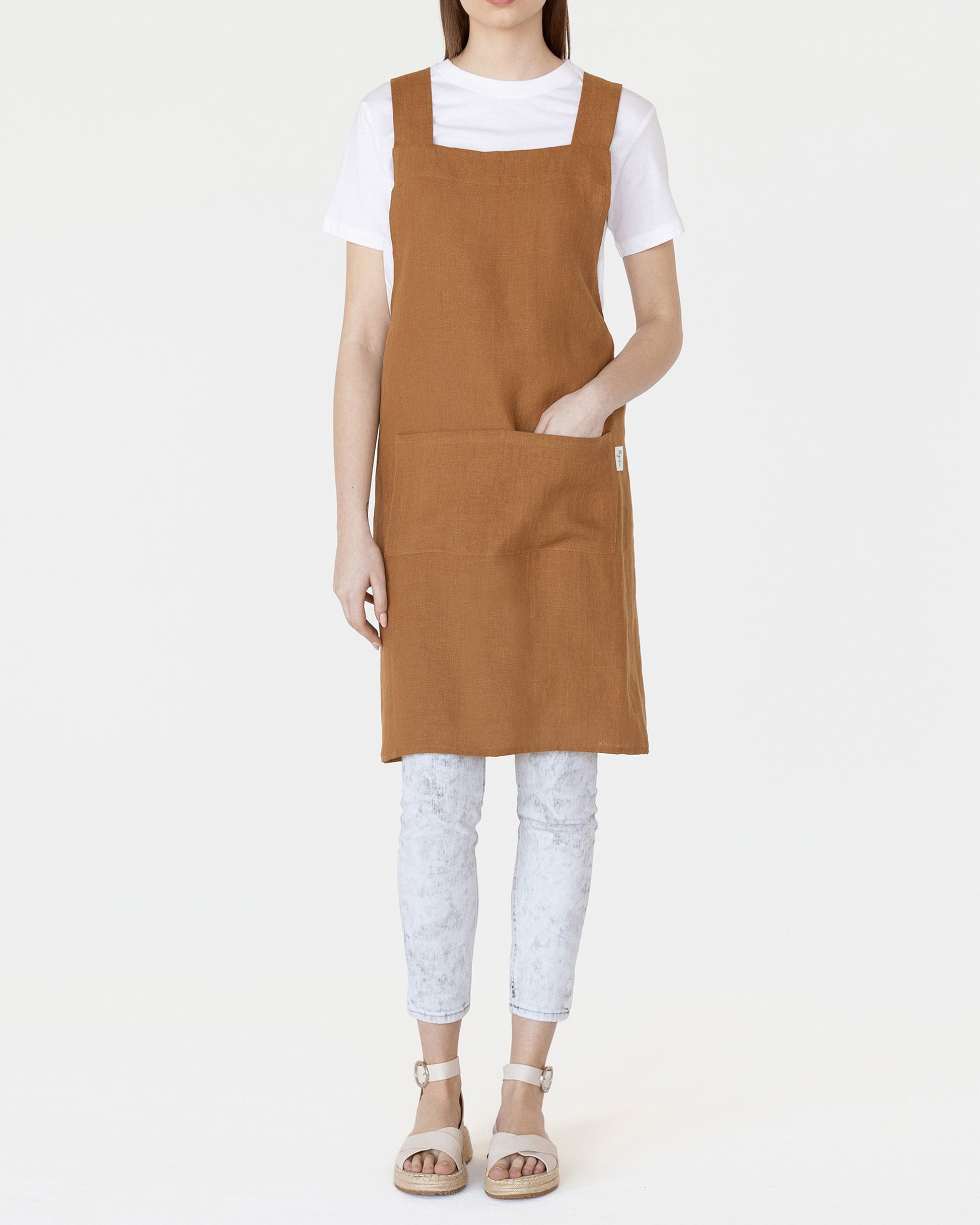 Pinafore cross-back linen apron in Cinnamon | MagicLinen