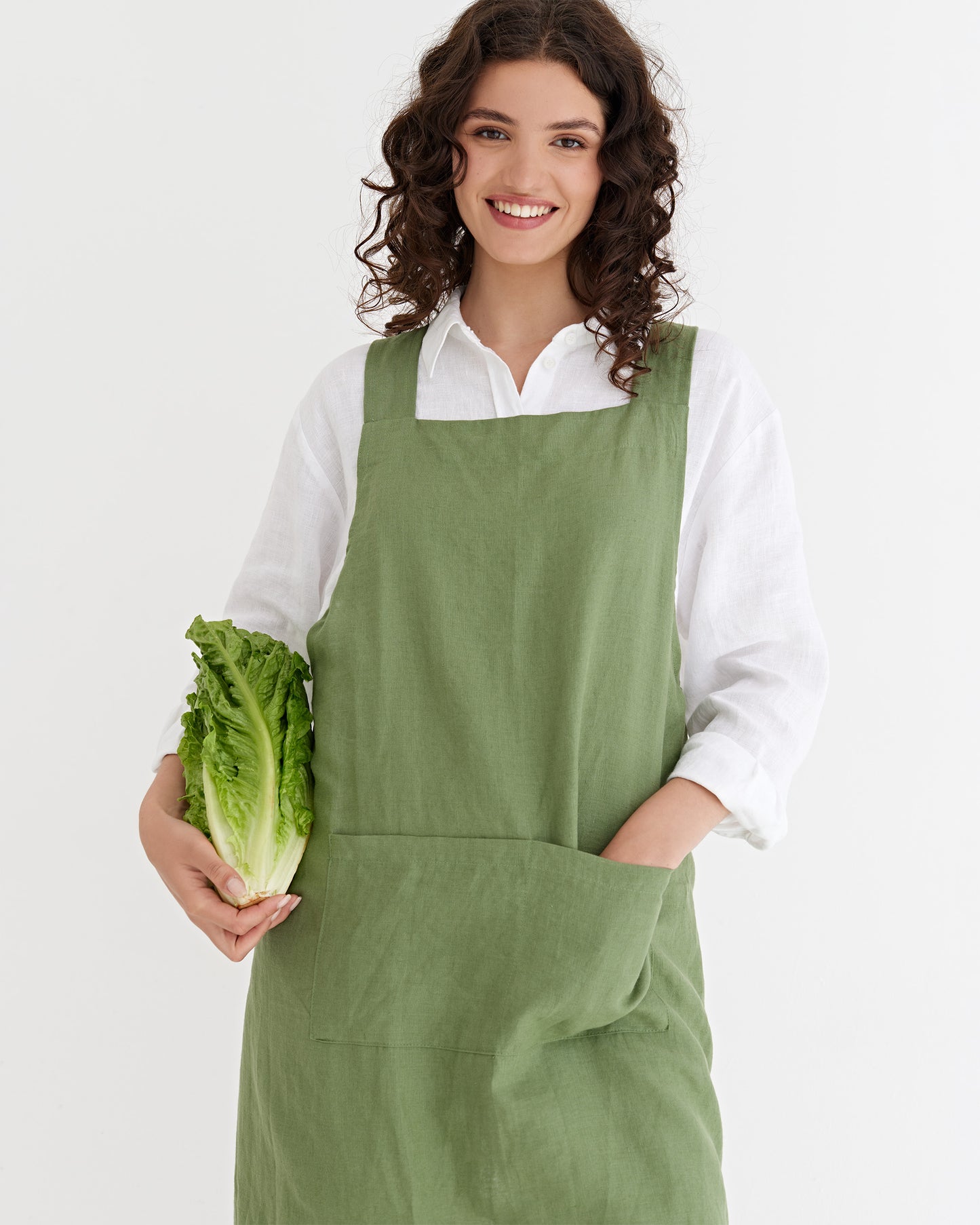 Pinafore cross-back linen apron in Forest green | MagicLinen